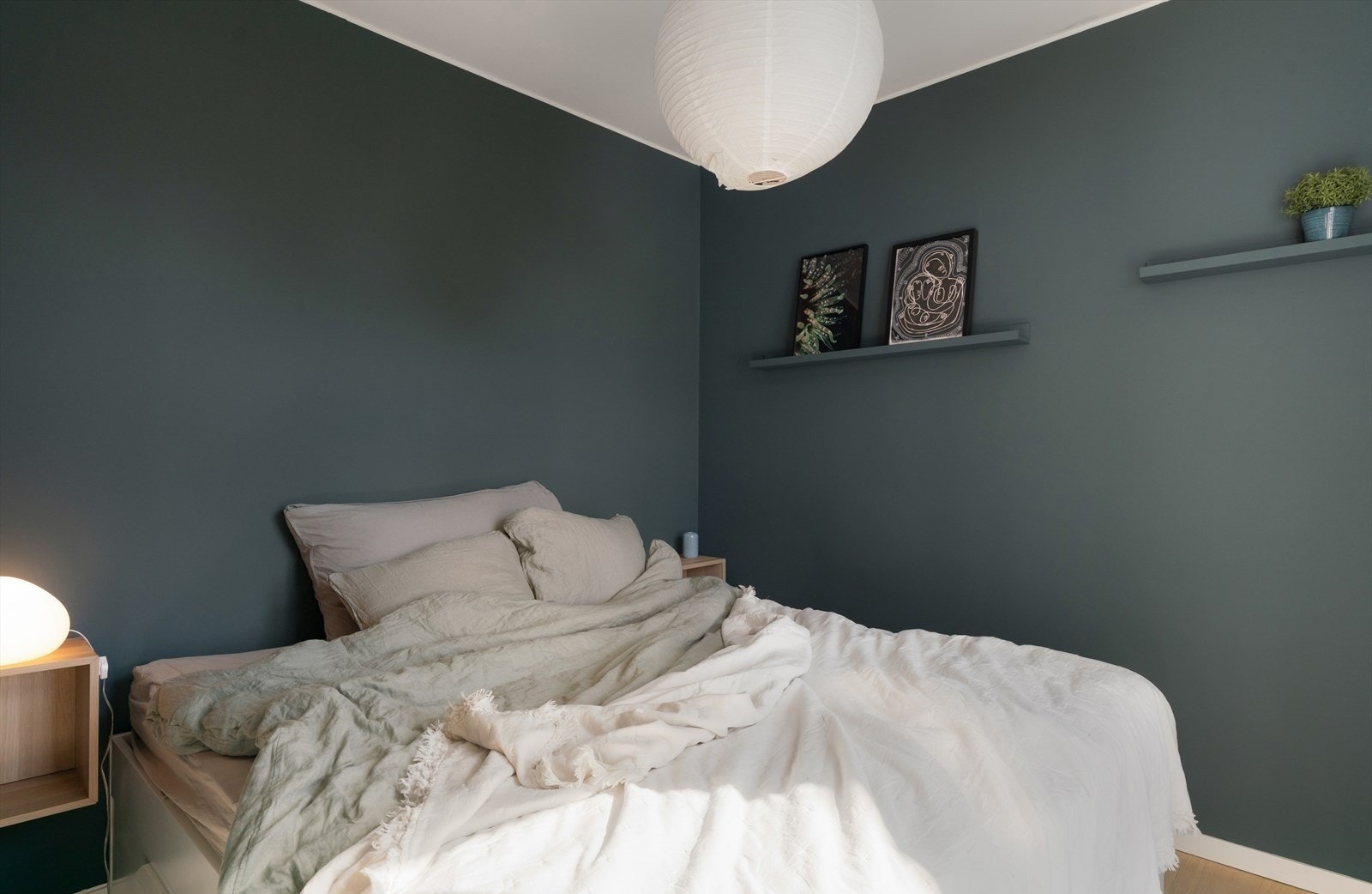 Soverom vender inn mot rolig bakgård Galleribilde