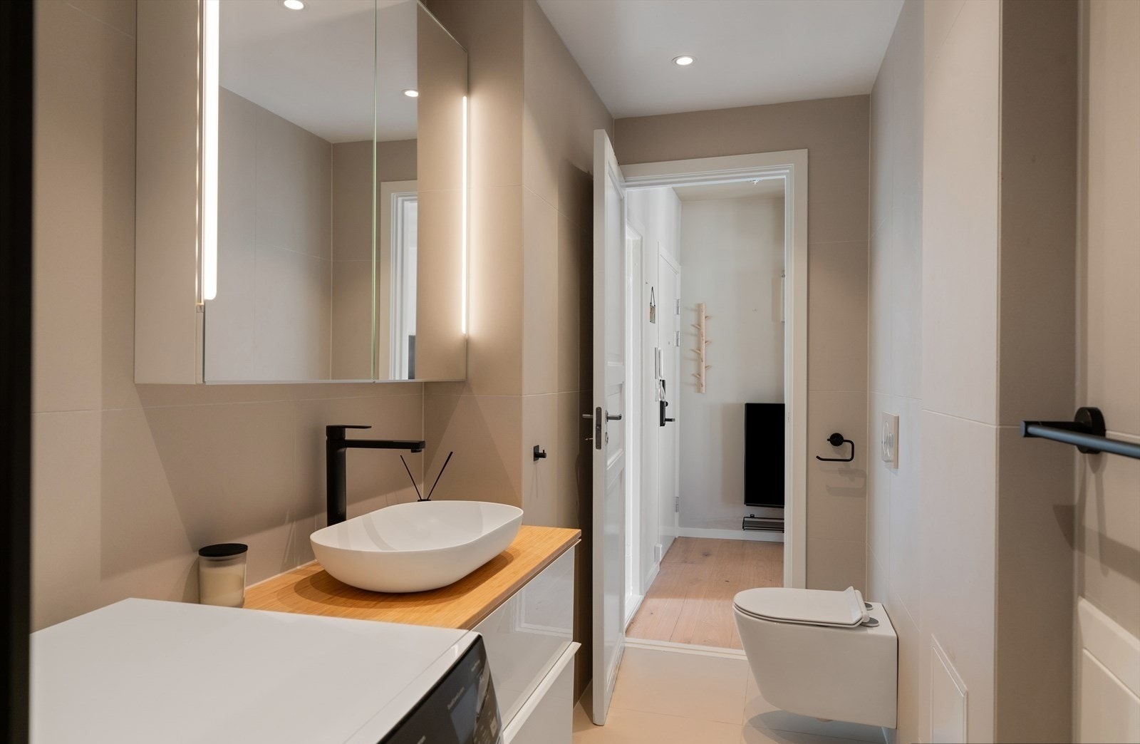 Baderommet er helfliset med varme i gulv Galleribilde