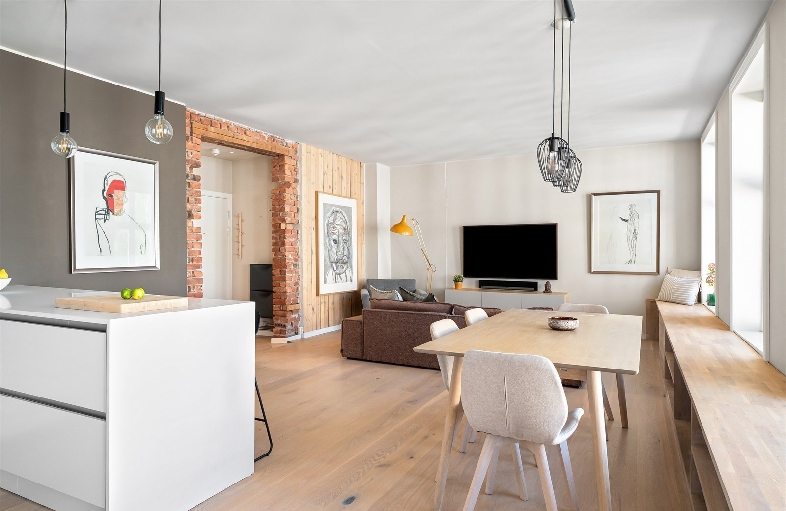 Romslig kjøkken/stue løsning med rom til forskjellige sittegrupper Galleribilde