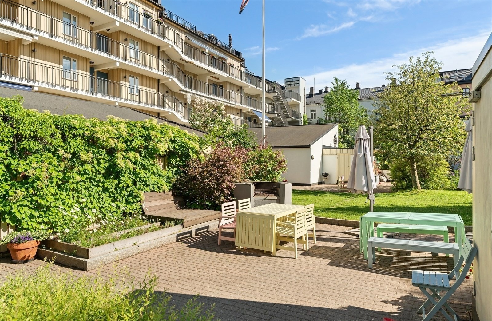 Grønt og fint uteoråde med sittegrupper Galleribilde