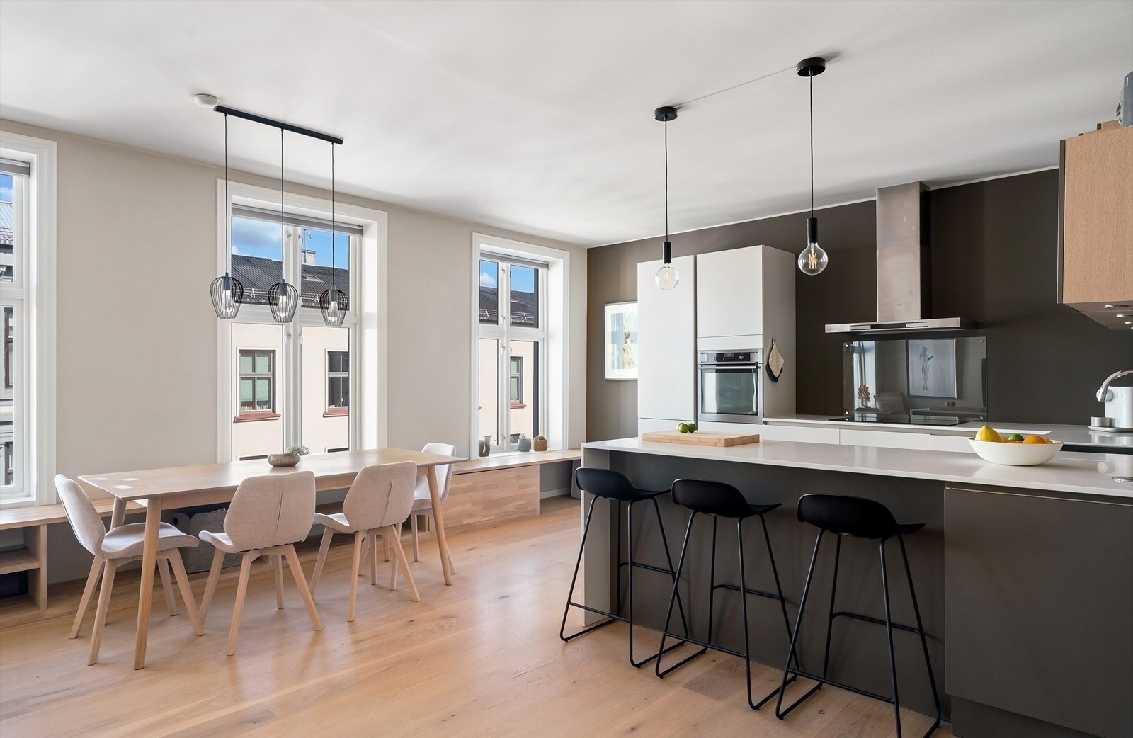 Kjøkken med plass til spisebord og god skapplass Galleribilde