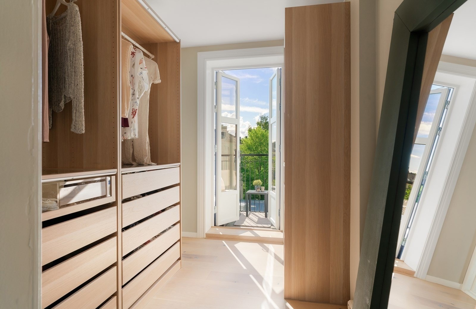 Omkledningsrom med mye plass til klær og lagring Galleribilde