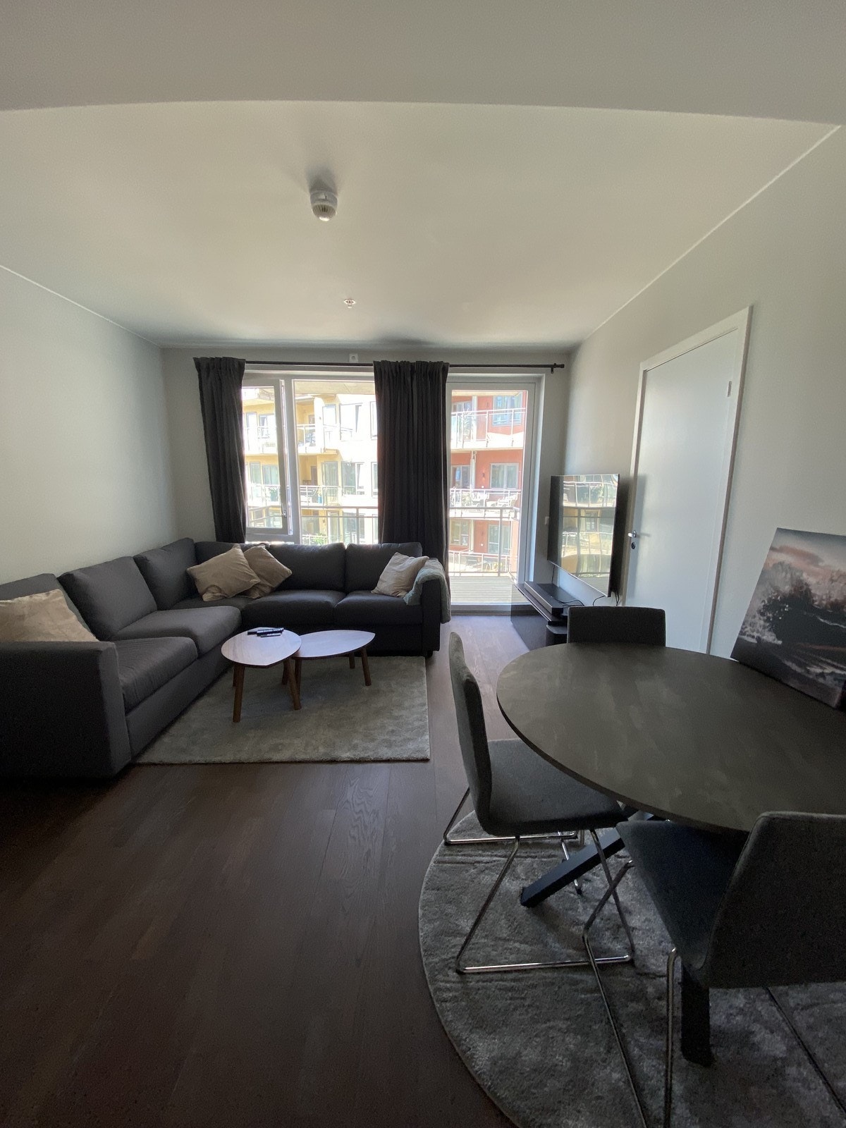 Stuen er av god størrelse med både sofagruppe og spisegruppe Galleribilde