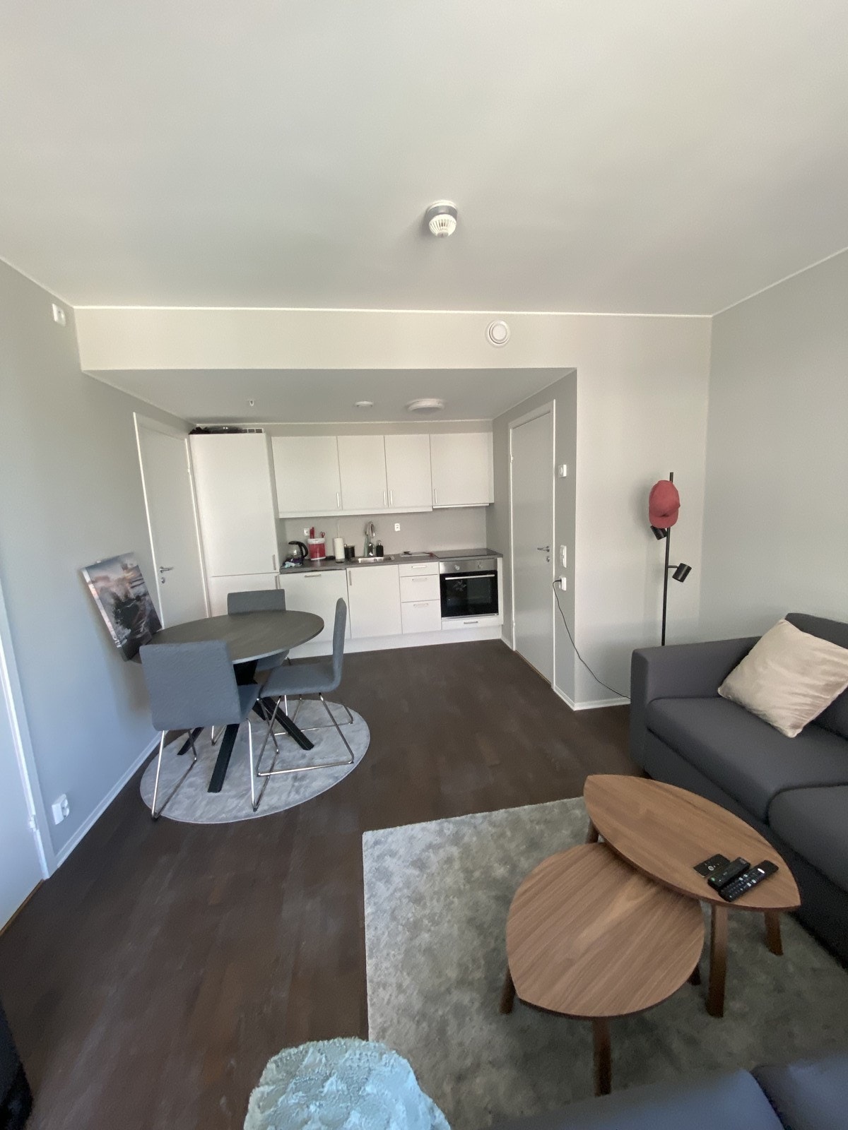 Leiligheten har en åpen stue/kjøkken løsning med direkte utgang til balkong Galleribilde