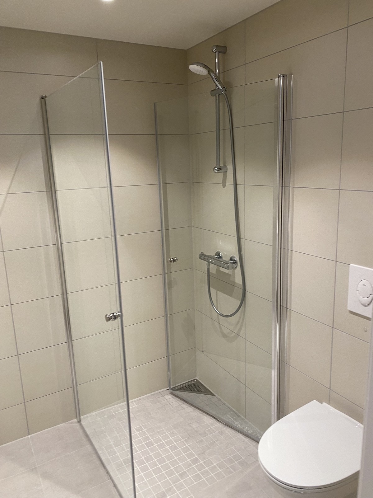 Badet er pent flislagt - Vaskemaskin medfølger Galleribilde