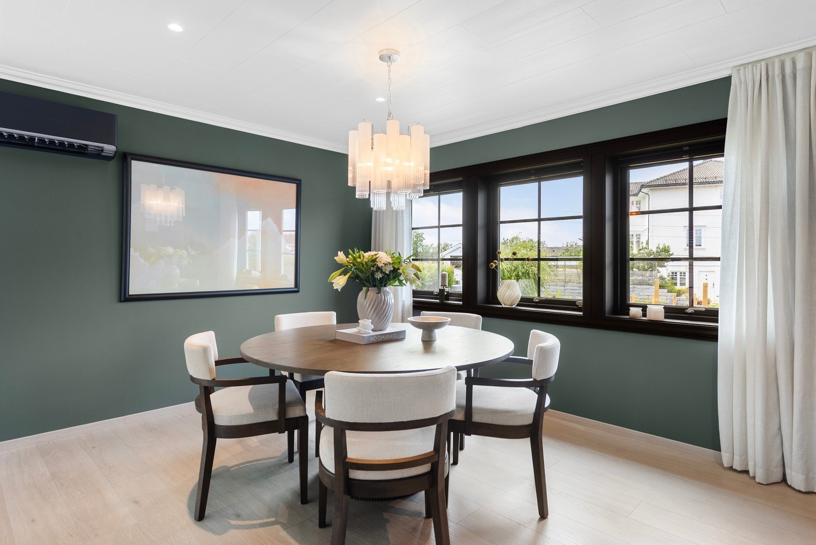 Med stue og kjøkken i åpen løsning får du et luftig rom med god plass til en romslig spisestue ved kjøkkenet Galleribilde