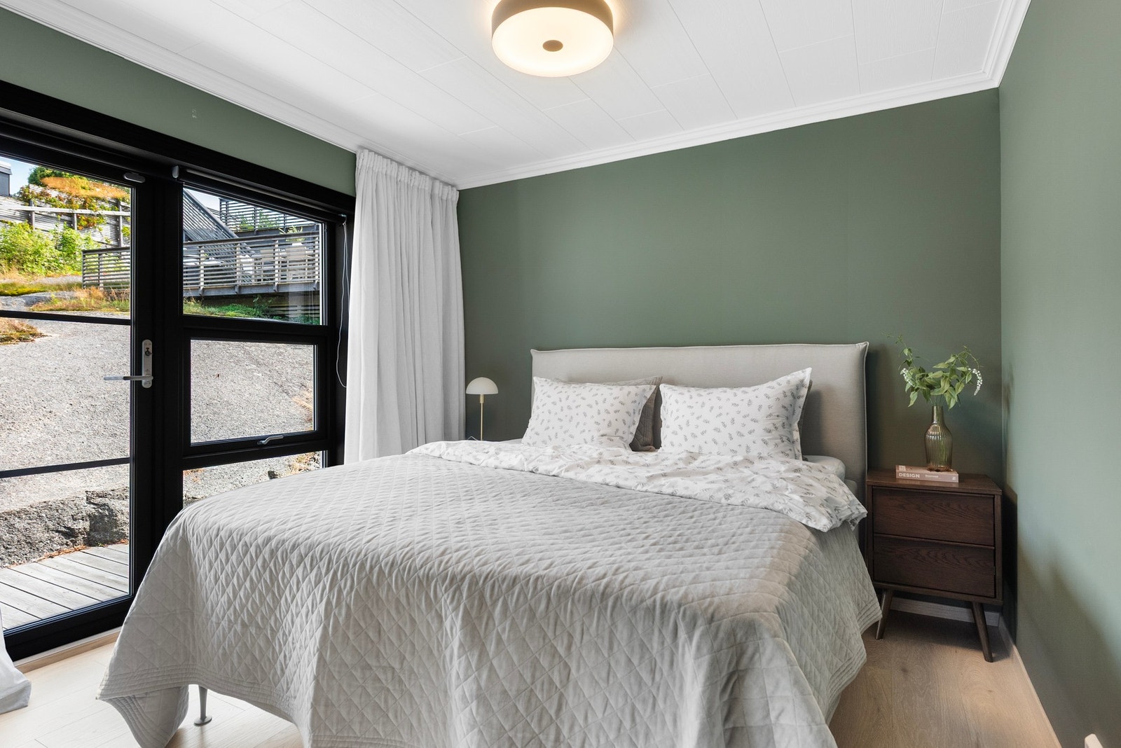 I hovedetasjen har du alt du trenger på èn og samme flate, herunder også badeværelse og 2 soverom Galleribilde