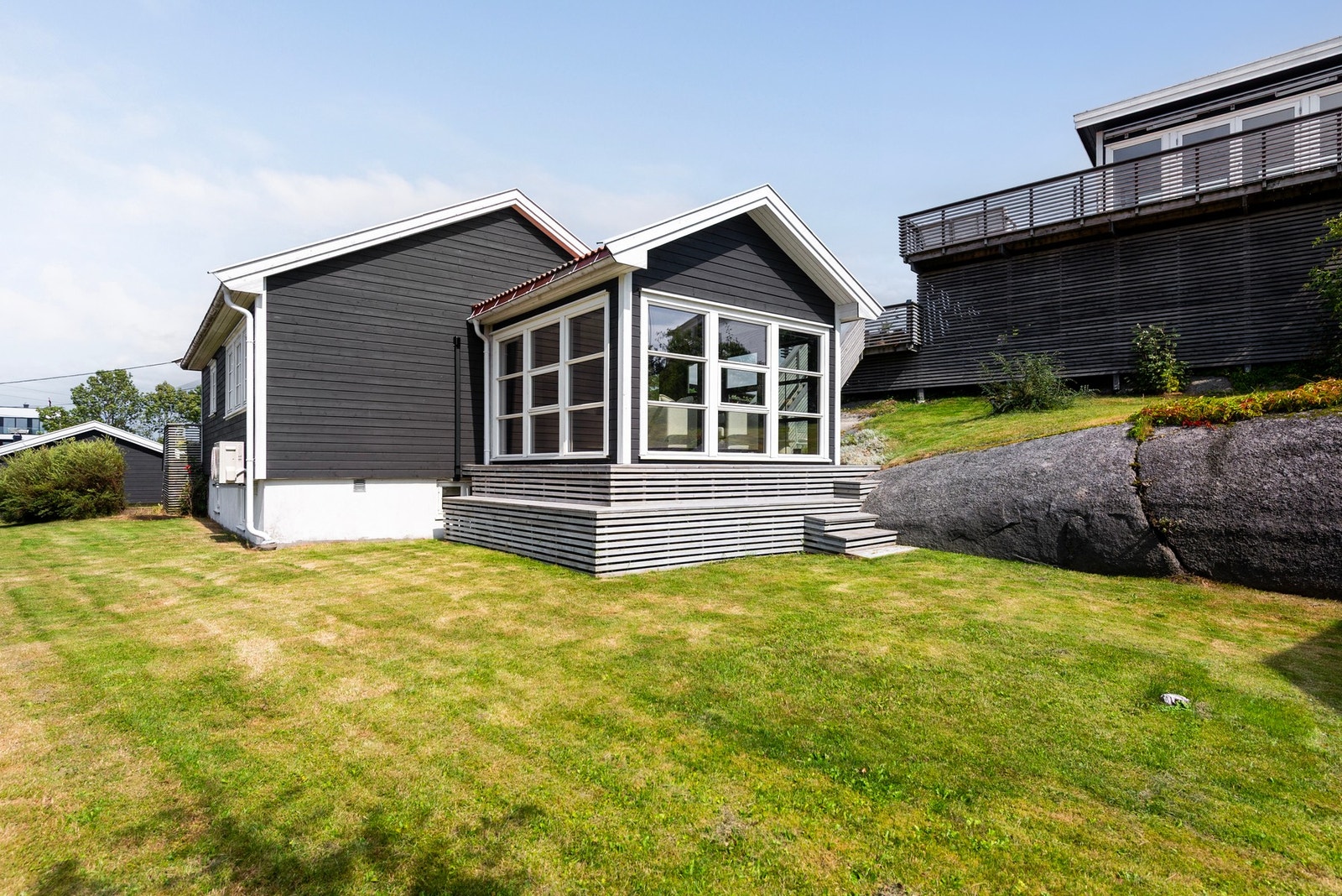 Pent opparbeidede uteområder med god plass til både ballspill og beplantning - perfekt for lek og grønne fingre Galleribilde