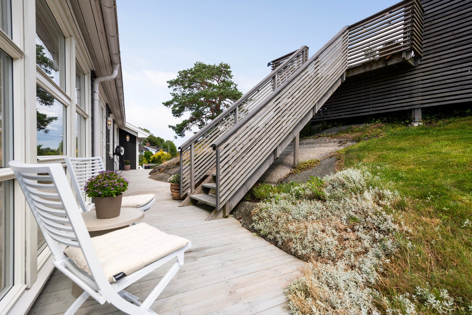 Her har du blant annet flere flotte terrasse områder som følger tomtens naturlige form Galleribilde