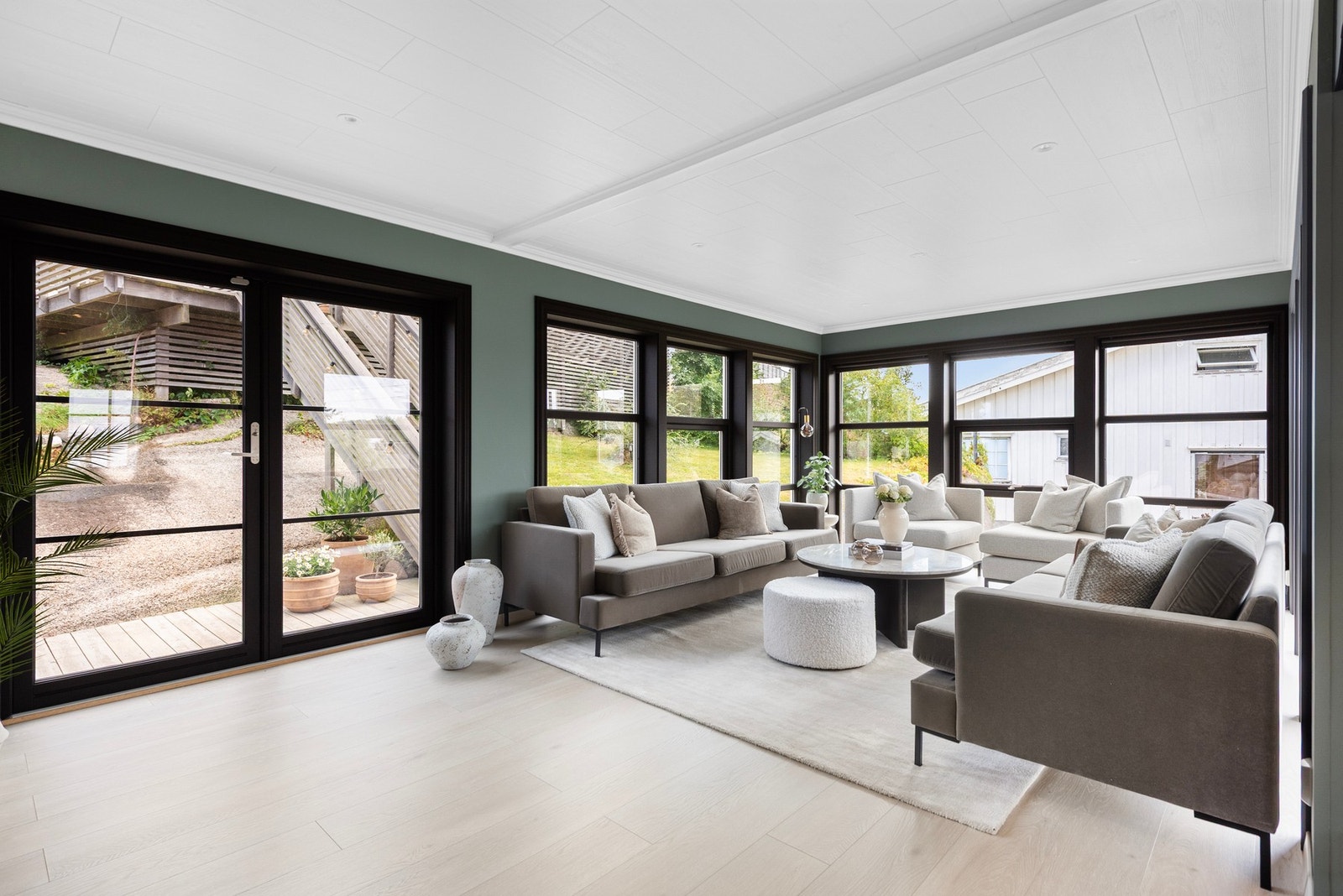 Med downlights i taket og store vindusflater, får du et lyst og åpent rom som skaper en innbydende atmosfære Galleribilde