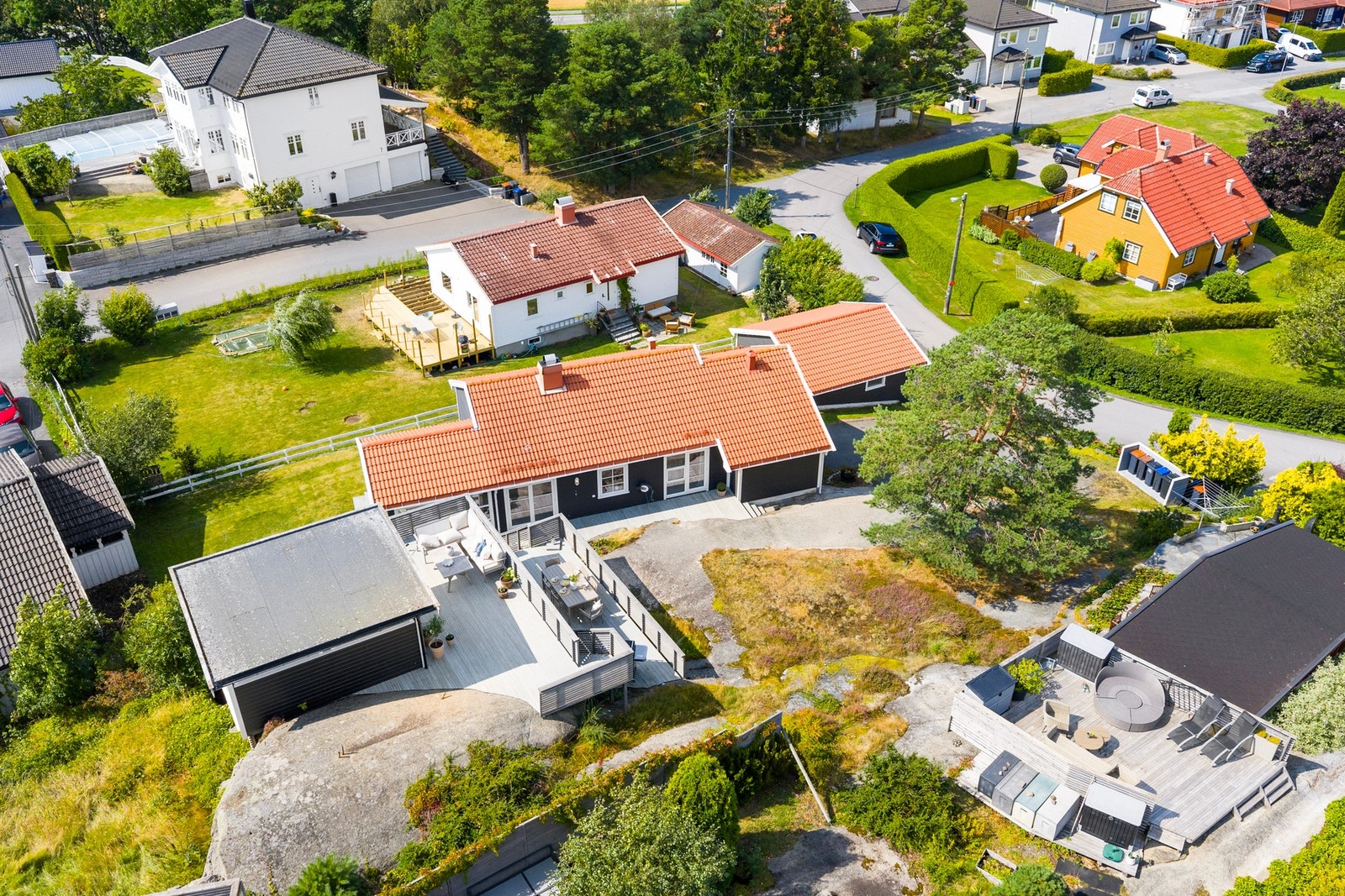 Boligen har en fin beliggenhet i barnevennlig område, med flere flotte uteområder Galleribilde