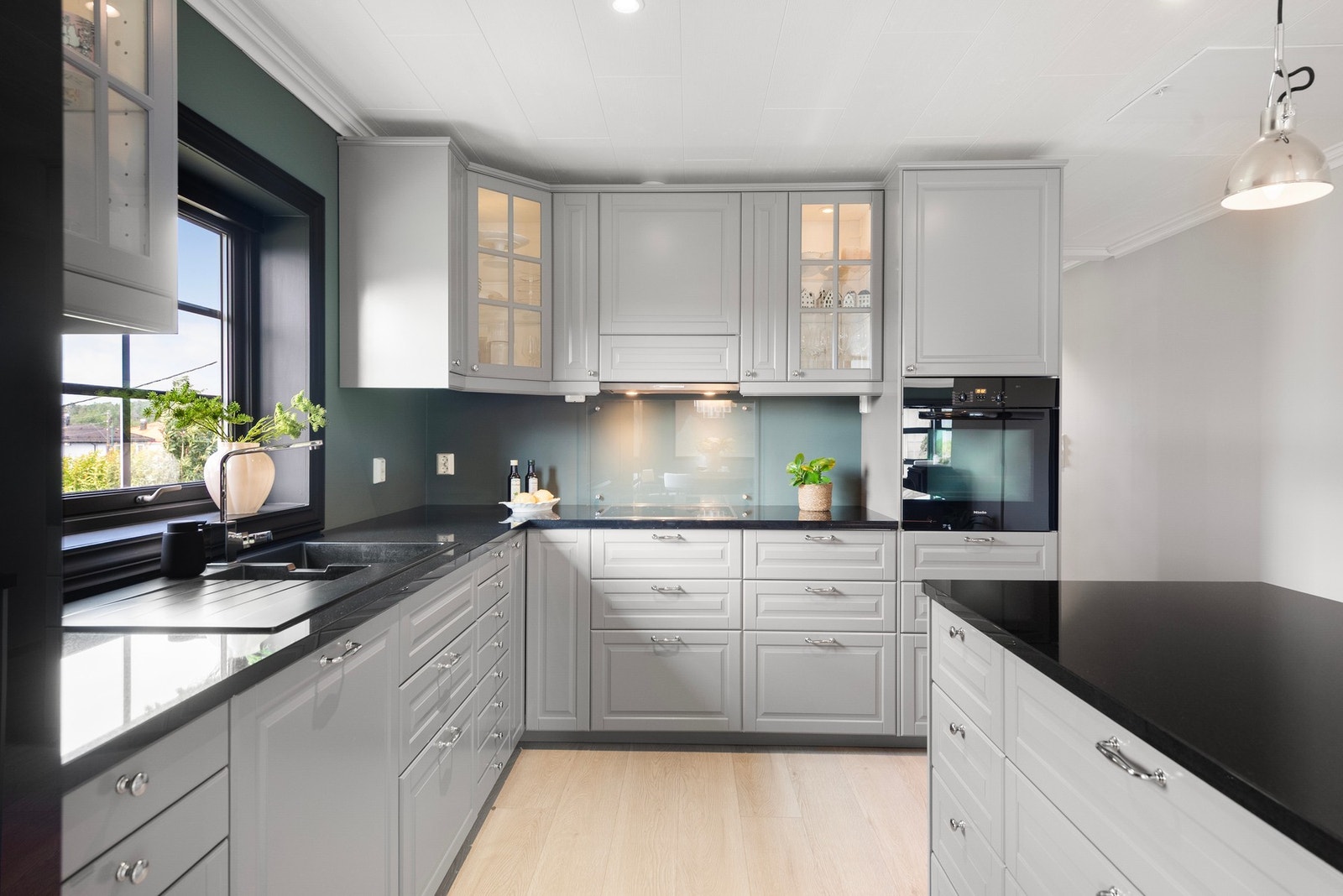 Romslig og tidløs kjøkkeninnredning fra 2017 med god skap- og benkplass Galleribilde