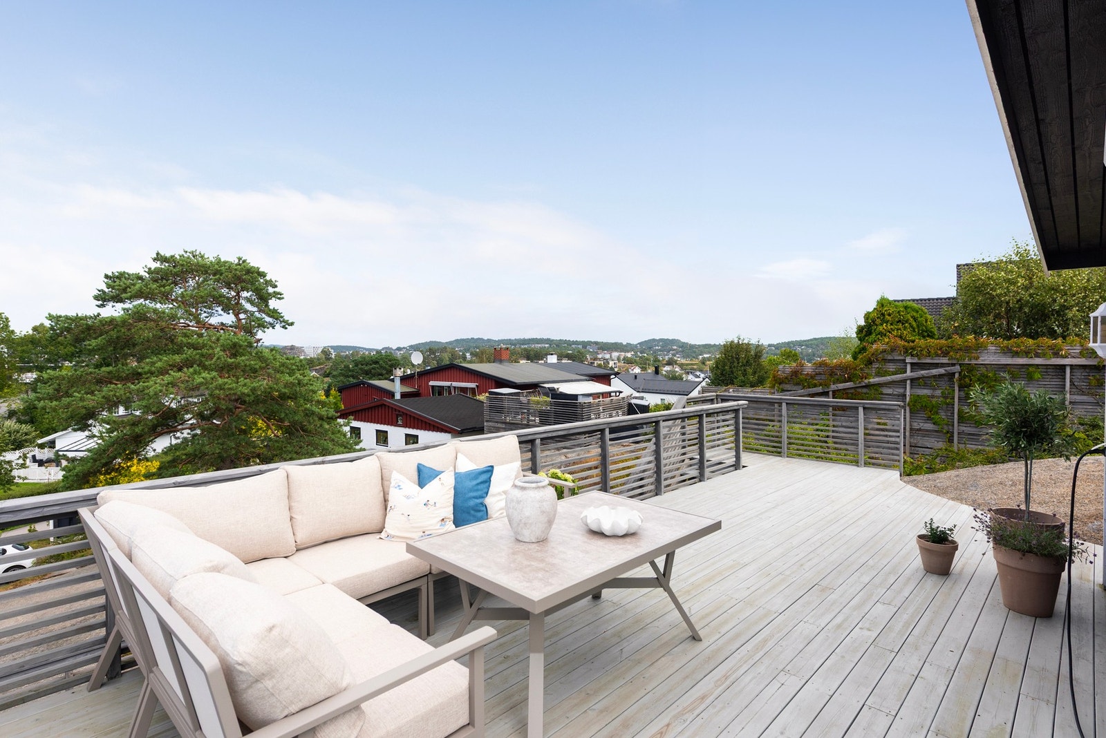 En romslig og usjenert uteplass Galleribilde