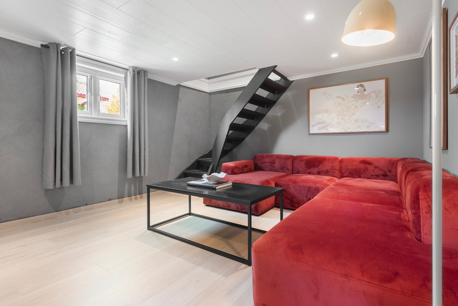 I 2019 ble kjellerstuen innredet og i senere tid har det blitt etablert et soverom i etasjen samt montert varmepumpe Galleribilde