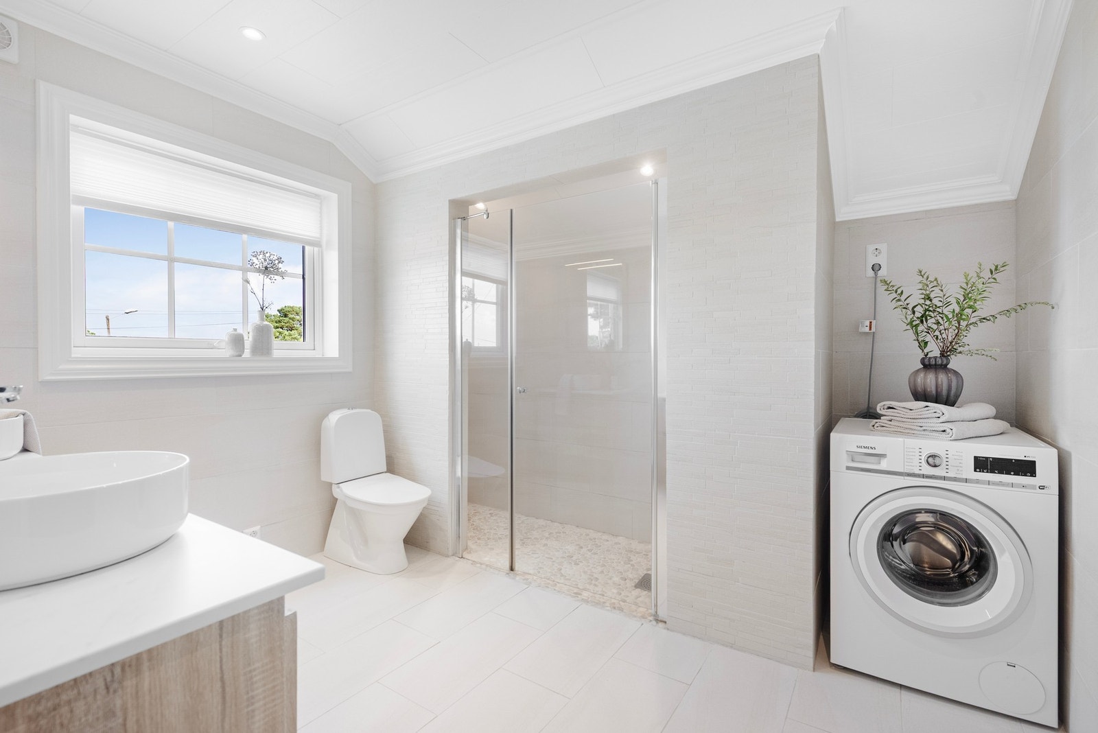 Her har du dobbel servant, dobbel dusj, opplegg til vaskemaskin og tørketrommel, og ett av boligens toaletter Galleribilde