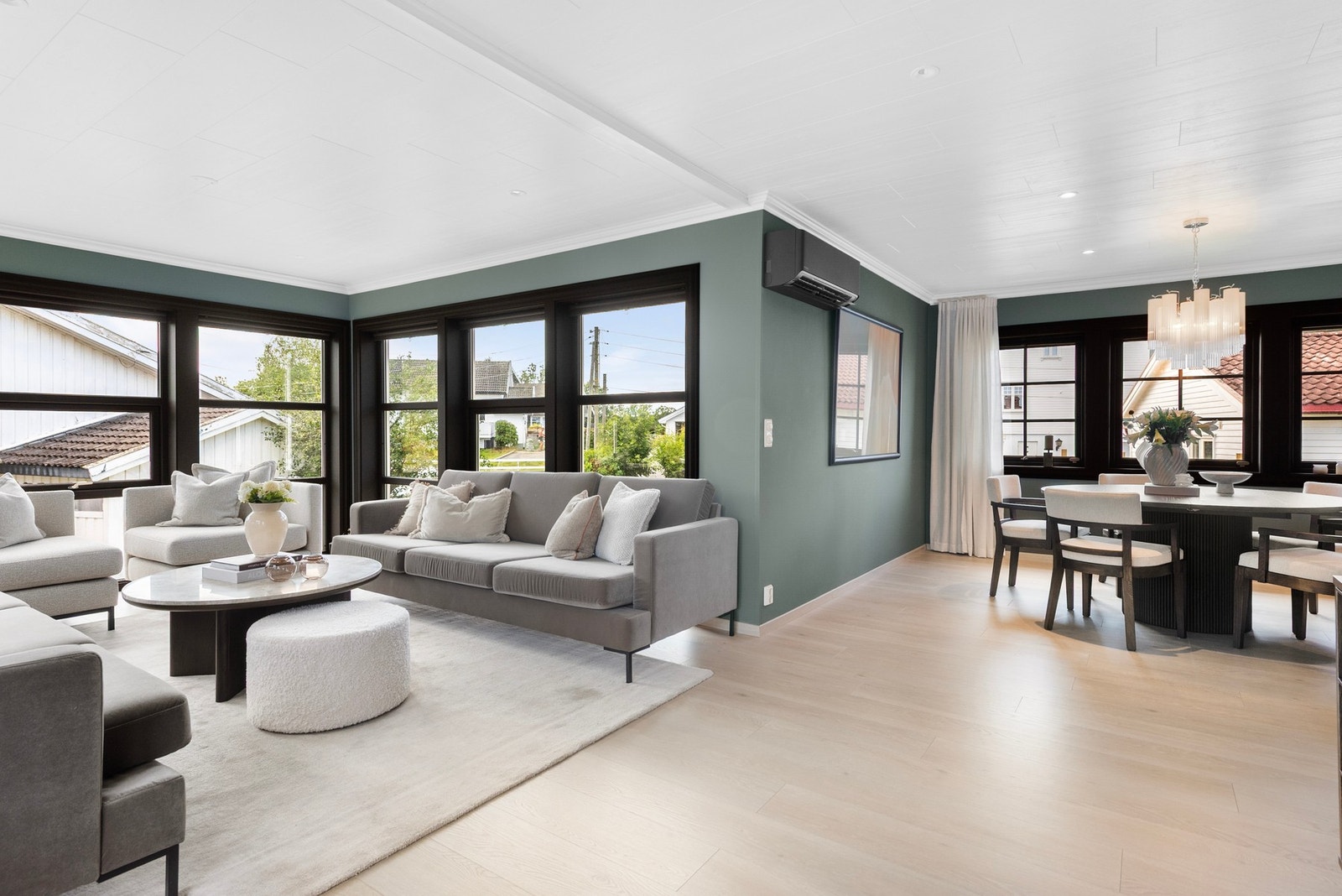 Enkel eleganse med rene linjer og moderne materialvalg Galleribilde