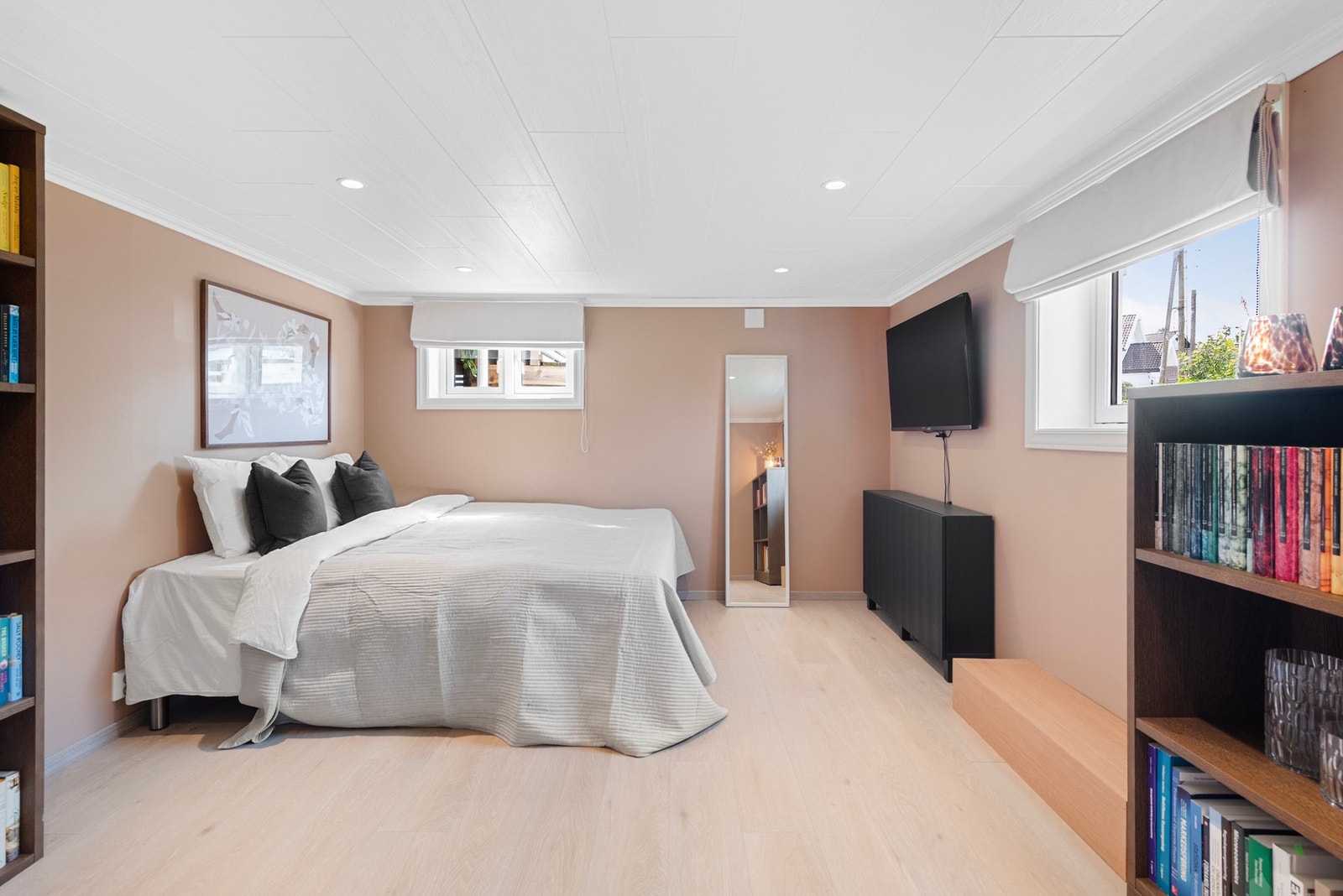 Boligens tredje og største soverom finner du i kjelleretasjen - Perfekt for tenåringen som vil ha sitt private område Galleribilde