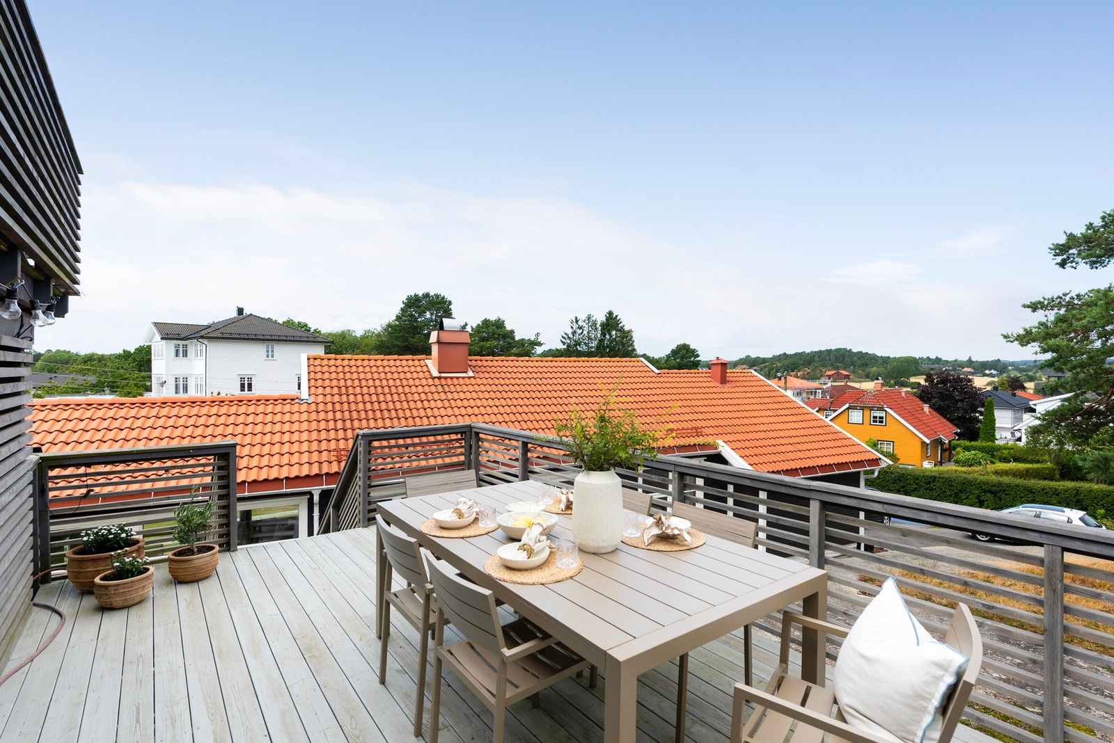 Terrasseområdet ved utestuen er delt i to nivåer, som gir enkel adkomst og fleksible bruksområder Galleribilde