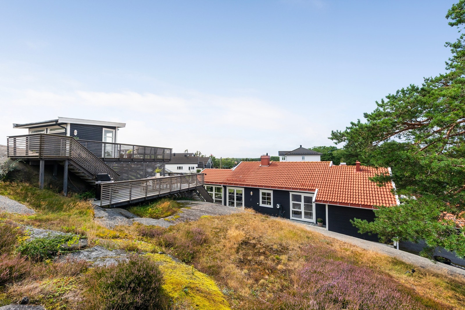 En variert tomt med grønne soner, naturpreget område og flere koselige uteplasser i ulike nivåer Galleribilde