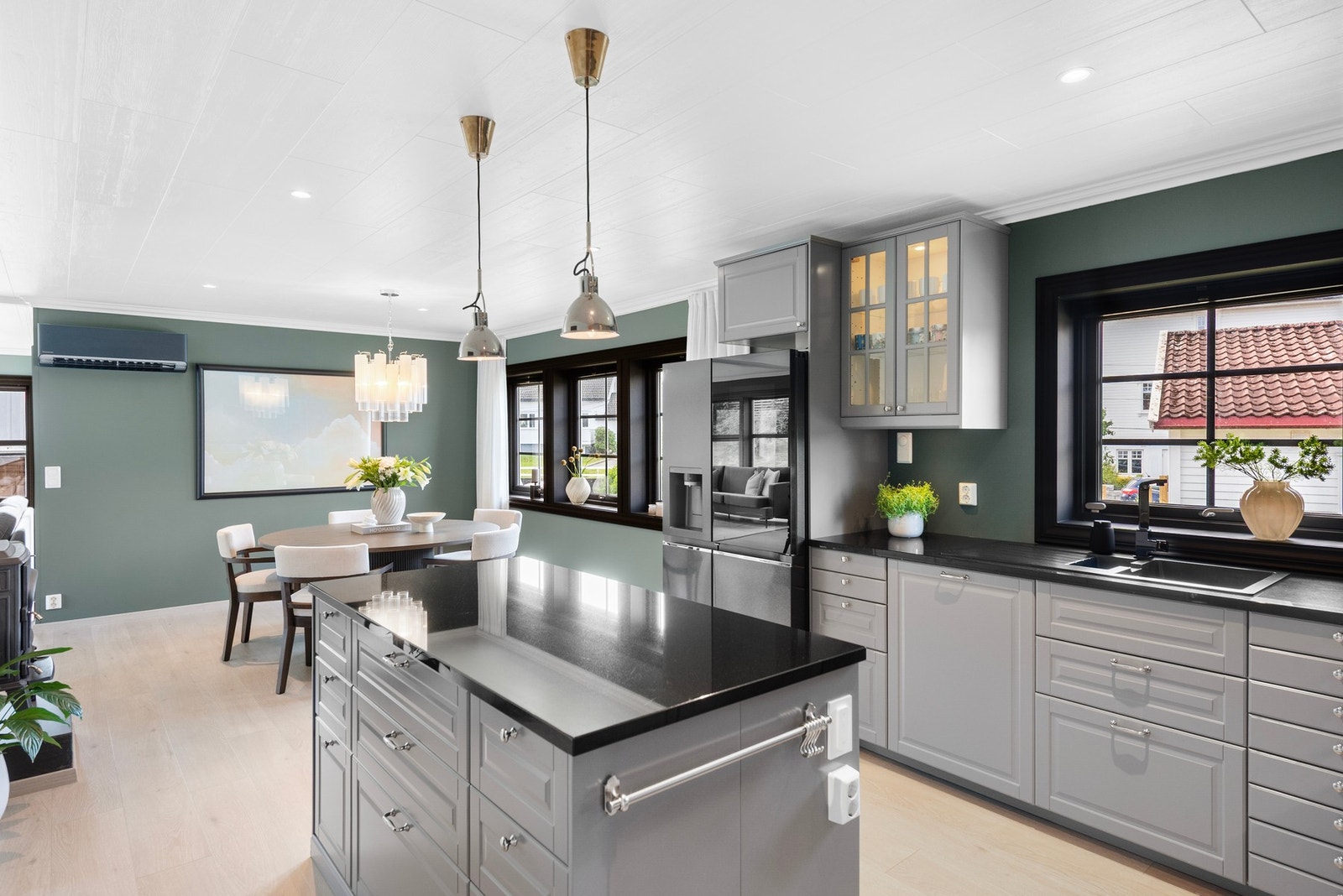 Store og luftige rom med vindusflater som slipper inn dagslyset fra flere sider Galleribilde