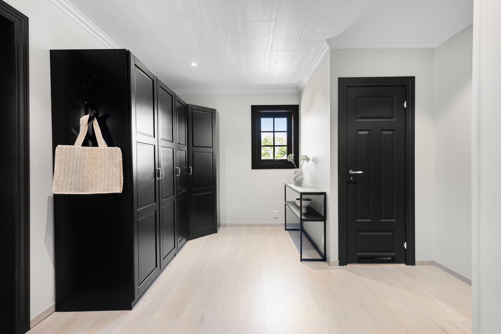 Gjennomgående lyse og romslige rom med innbydende atmosfære går igjen i boligen Galleribilde