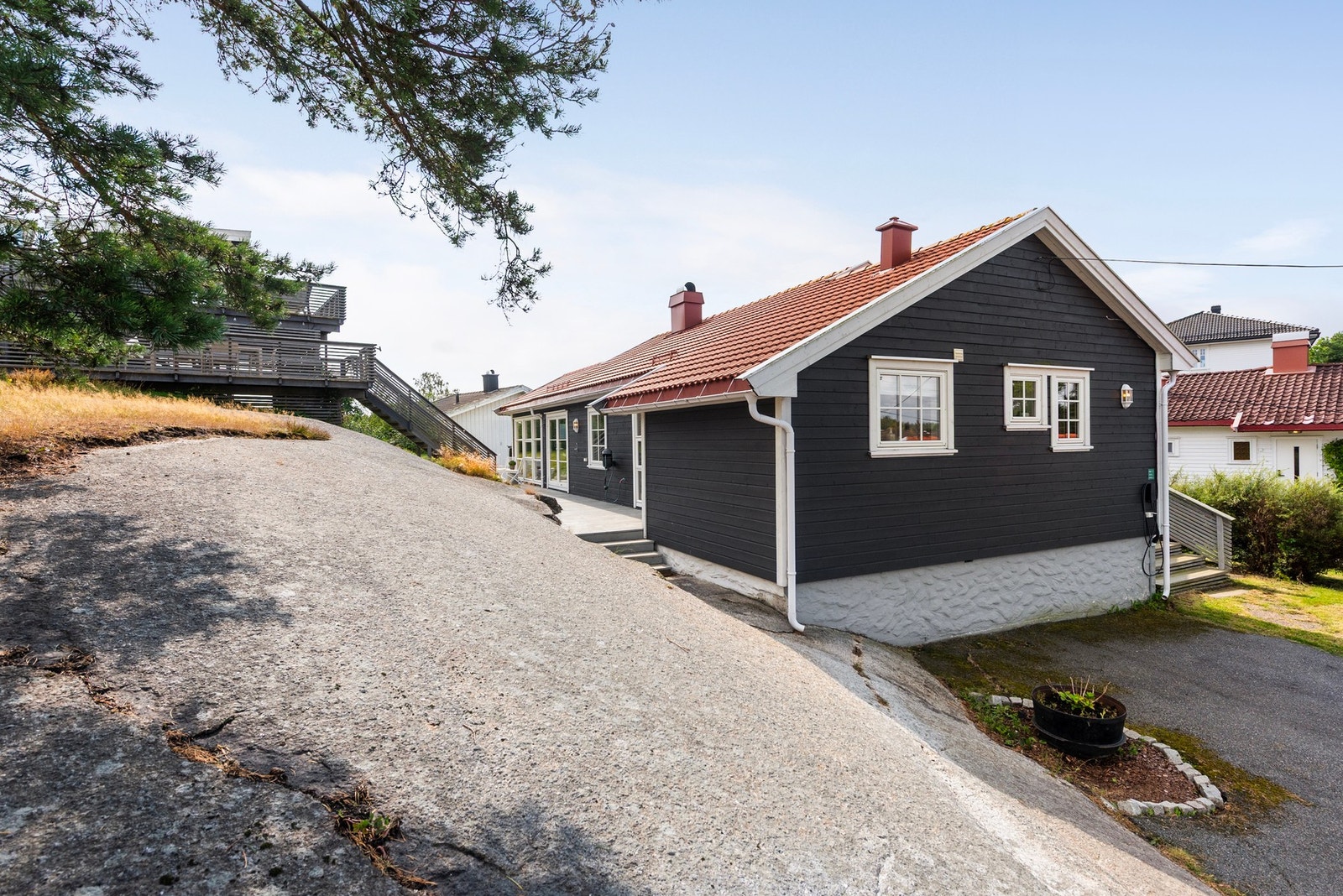 Plass til både ballspill i hagen og utforskning på bergene, et ideelt område for både lek og eventyr Galleribilde