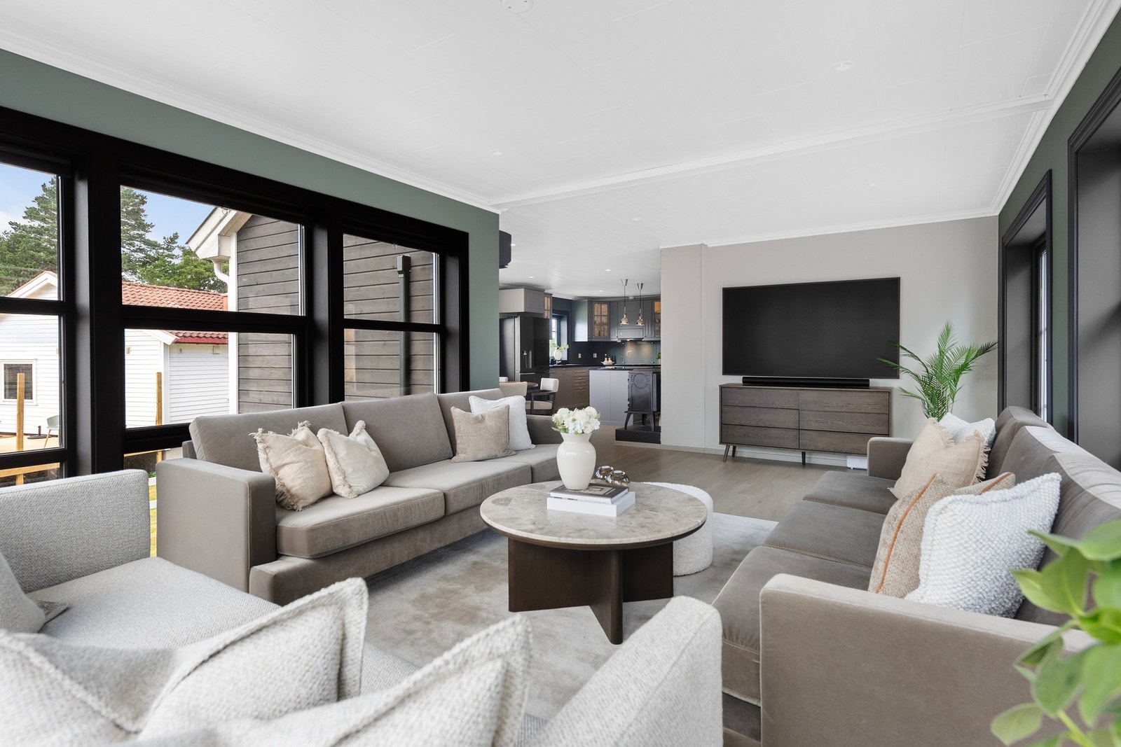 Med en åpen vinkel mellom stue og kjøkken får du et lyst og luftig rom, samtidig som utformingen skaper en naturlig oppdeling av sonene Galleribilde