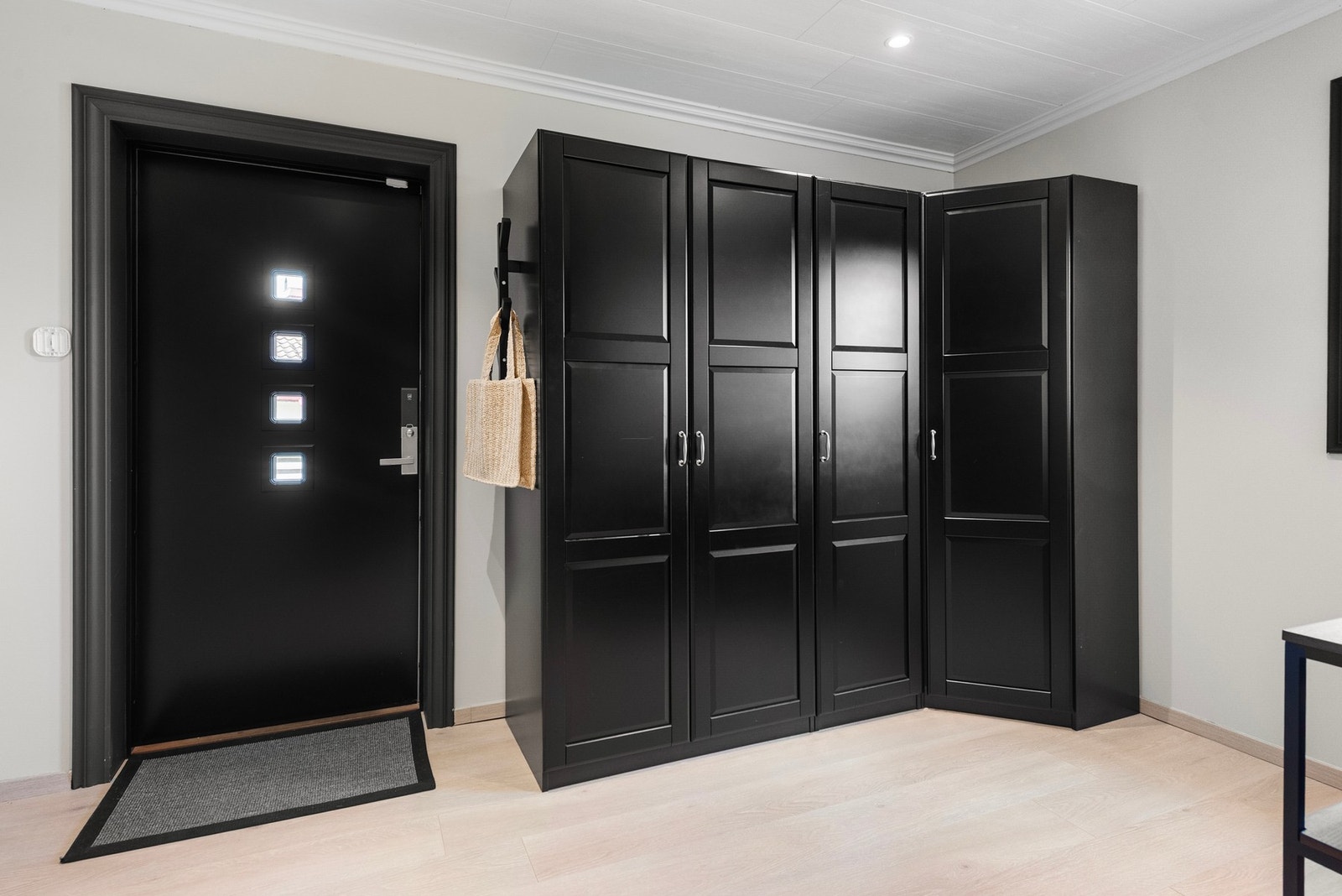 Innbydende entré med praktisk garderobeløsning for enkel og ryddig oppbevaring Galleribilde