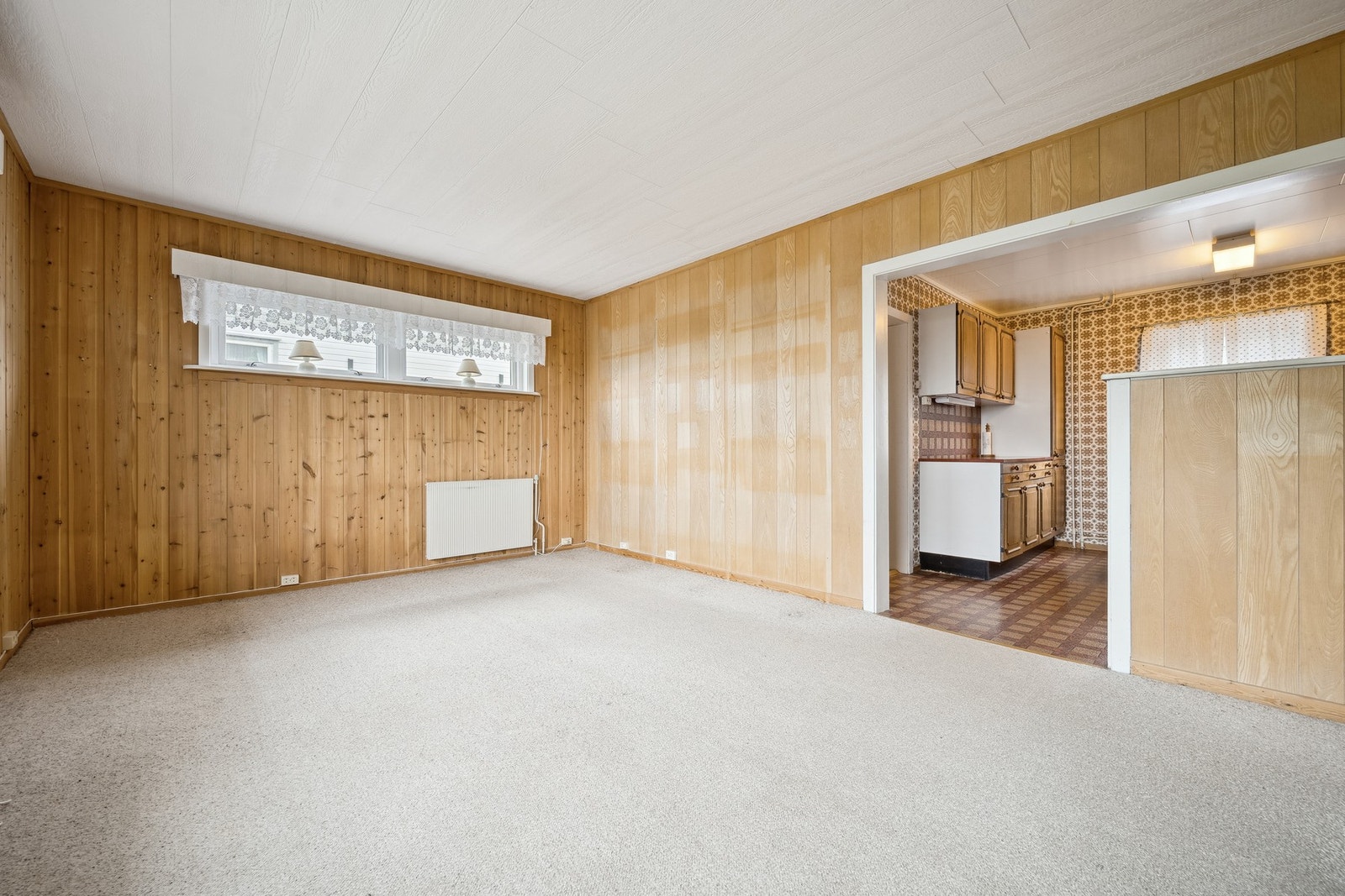 Fra stuen er det direkte tilgang til et eldre kjøkken med klassiske detaljer. Her finnes gode muligheter for å åpne opp eller modernisere Galleribilde