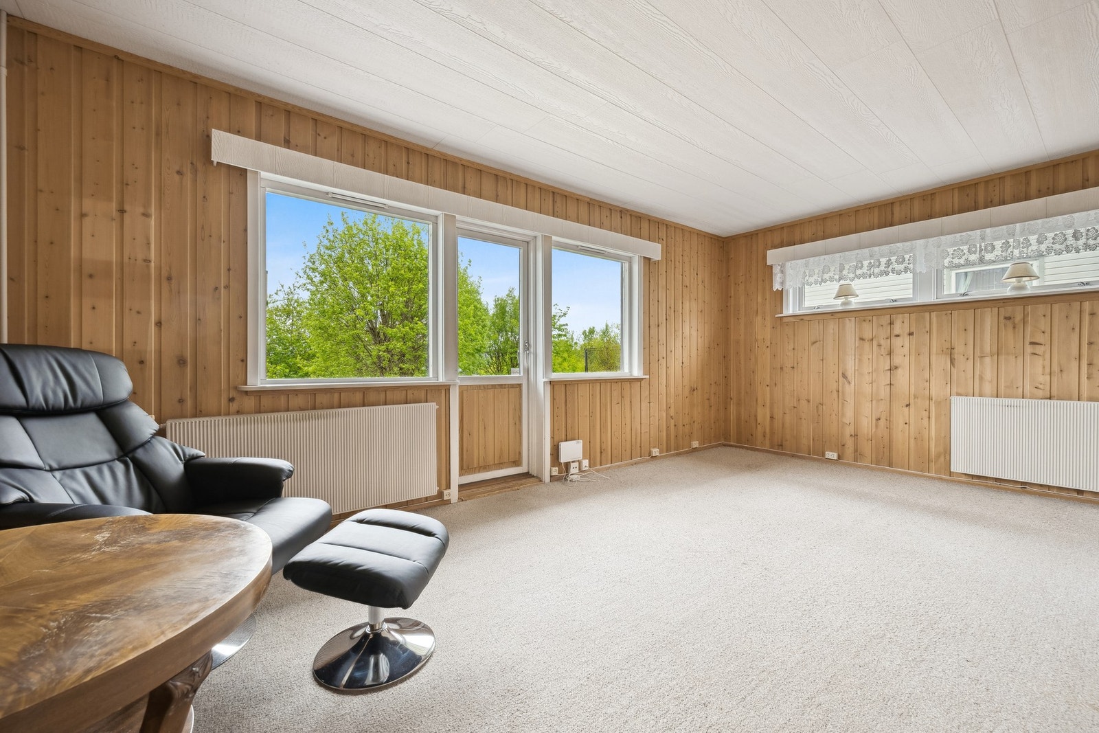 Store vindusflater slipper inn rikelig med dagslys, og fra stuen er det utgang til terrasse med flott utsikt mot vakre Bøkfjorden Galleribilde