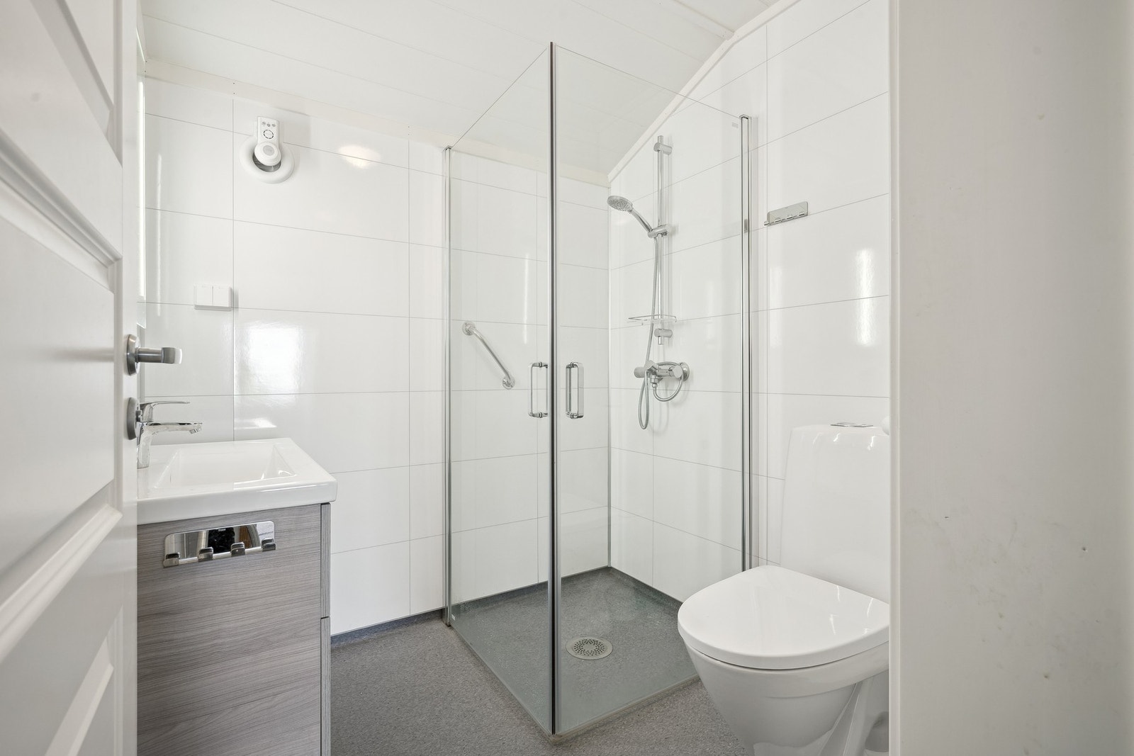 Badet har våtromsplater, belegg med oppbrett og elektriske varmekabler Galleribilde