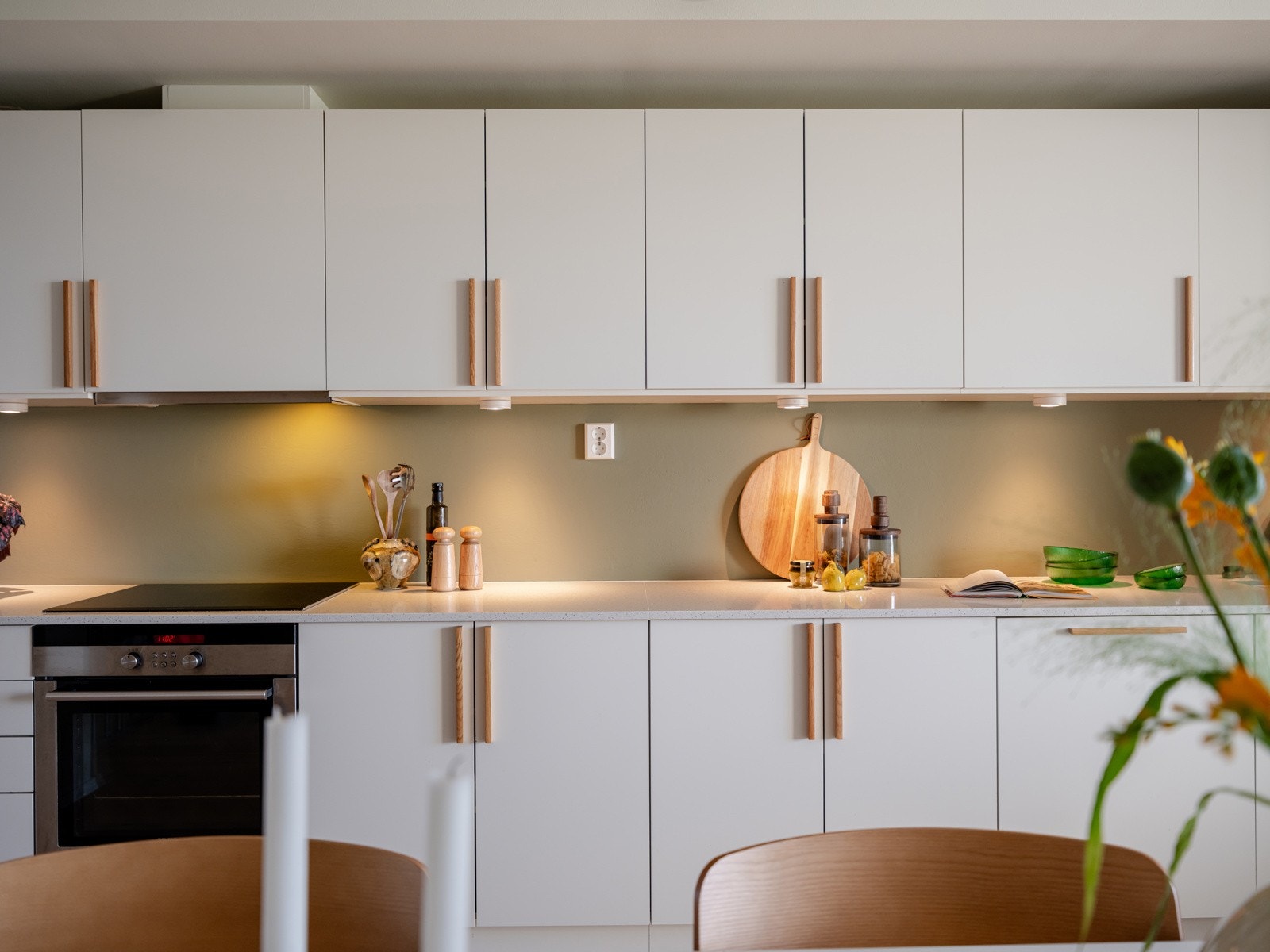 Integrerte hvitevarer bestående av oppvaskmaskin, stekeovn og induksjonstopp følger med. Galleribilde