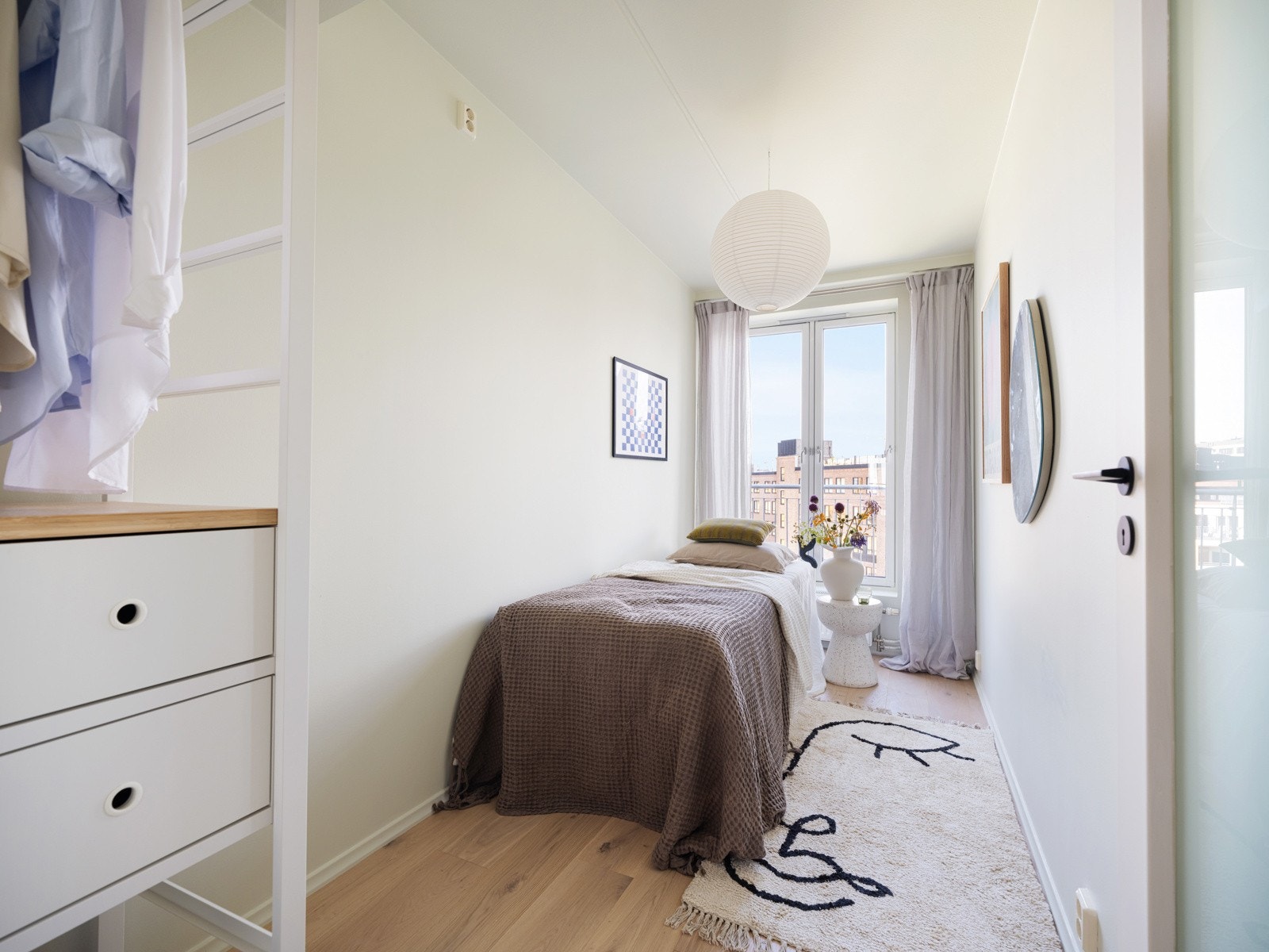 Leiligheten har tre gode soverom som vender mot lukket bakgård. Galleribilde