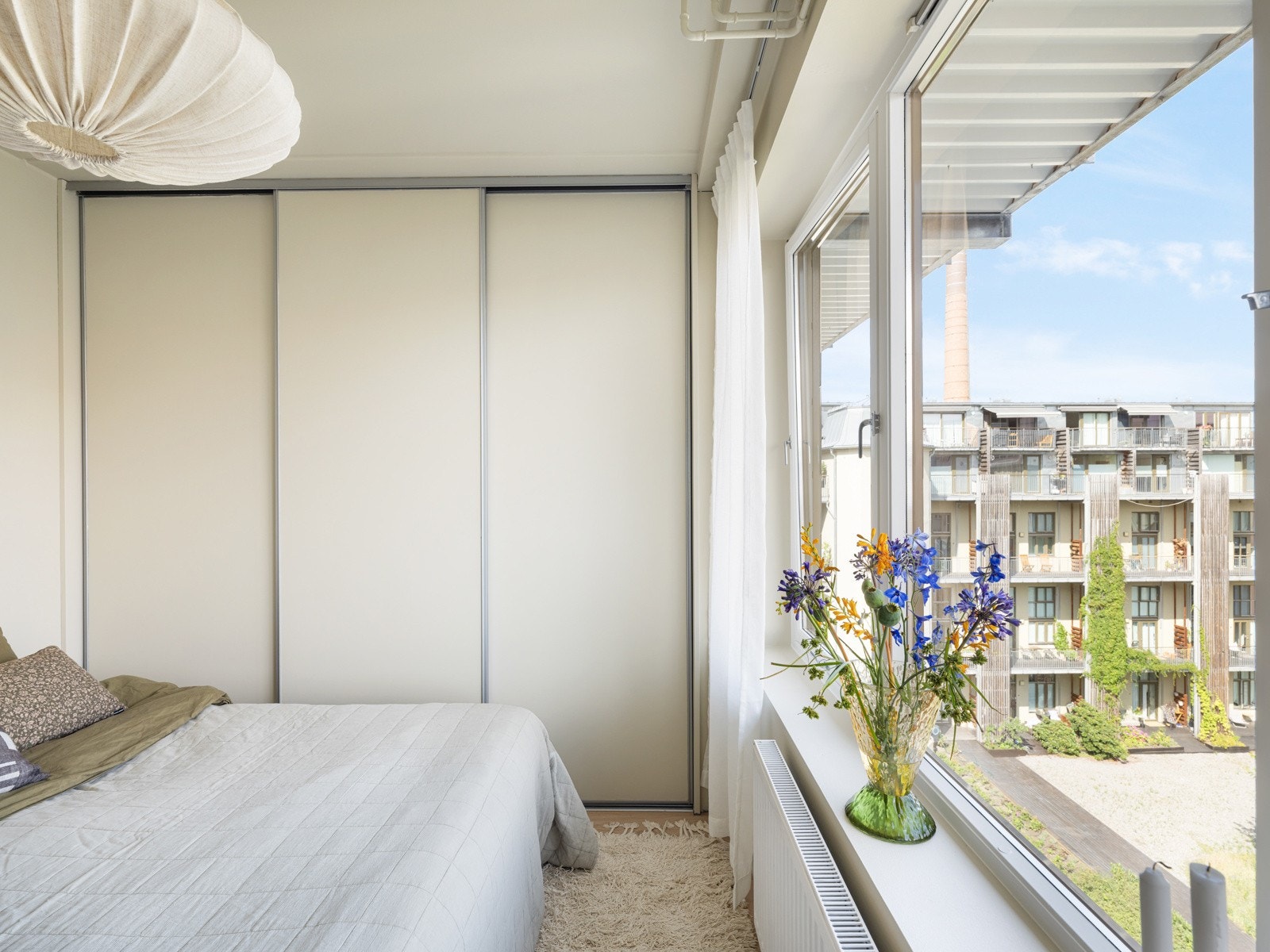 Det er god skapplass i medfølgende garderobeskap. Galleribilde