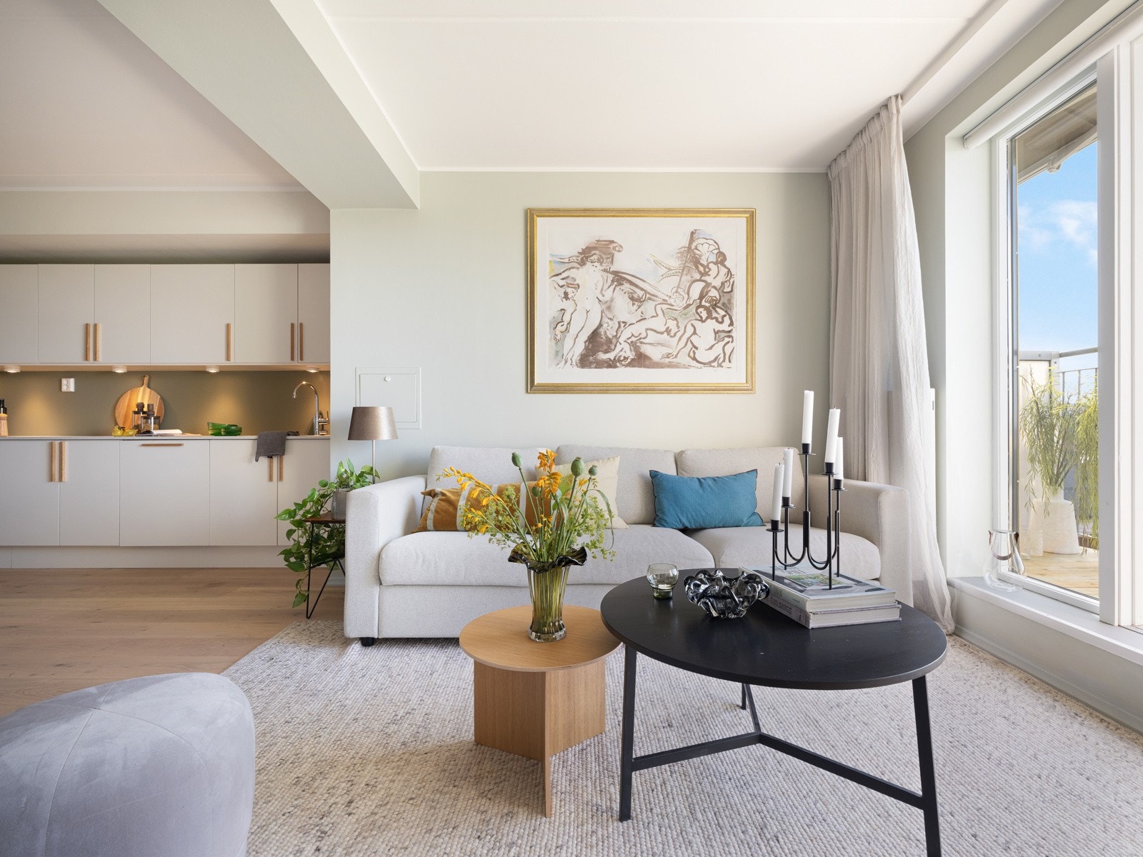 Stuen har gode møbleringsmuligheter med plass til sofagruppe med tilhørende møblement og tv-seksjon. Galleribilde