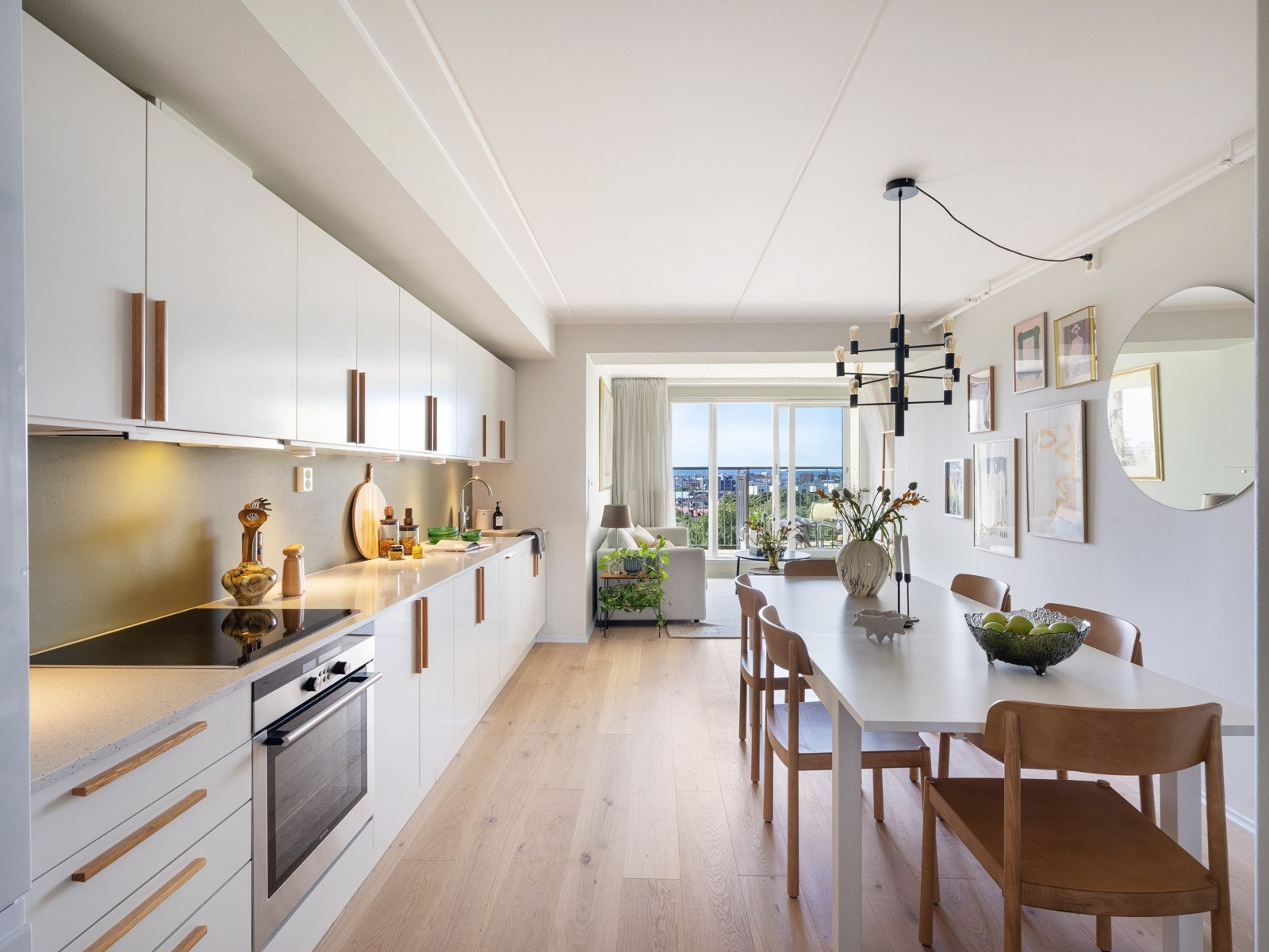 Varmtvann og fyring er inkludert i felleskostnadene som gjør de månedlige utgiftene mer forutsigbare. Galleribilde