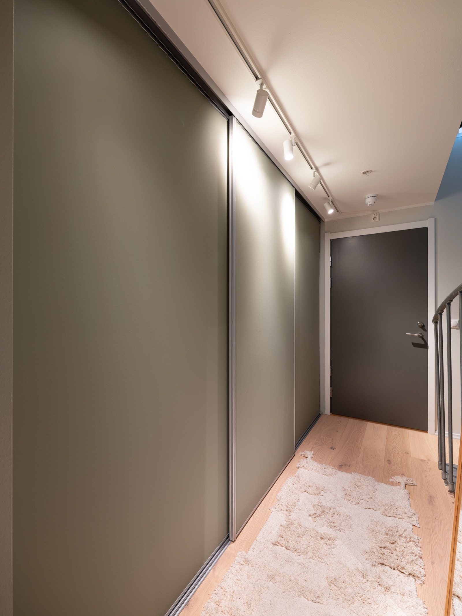 Når du kommer inn i leiligheten blir du møtt av en hyggelig entré som gir et godt førsteinntrykk. Her er det god plass til yttertøy i stor skyvedørsgarderobe. Galleribilde