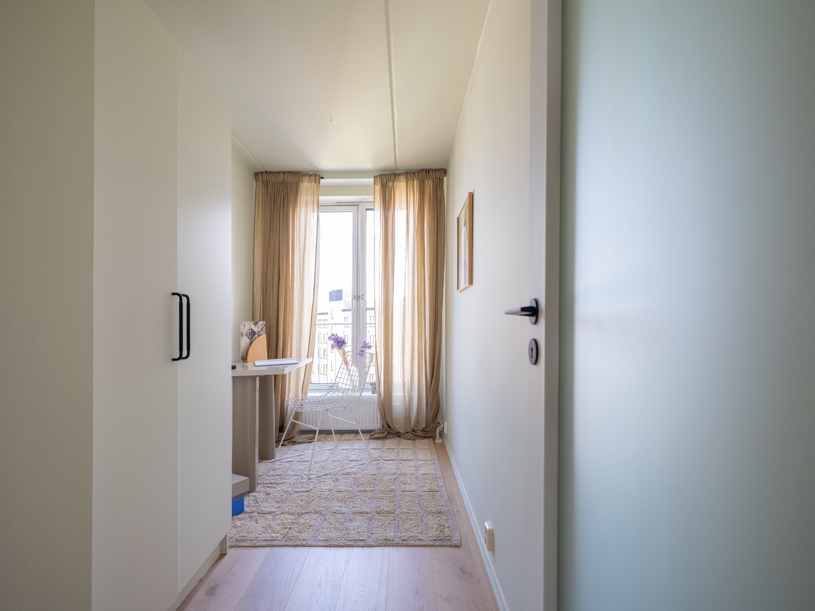 Dette rommet er innredet med garderobeskap. Galleribilde