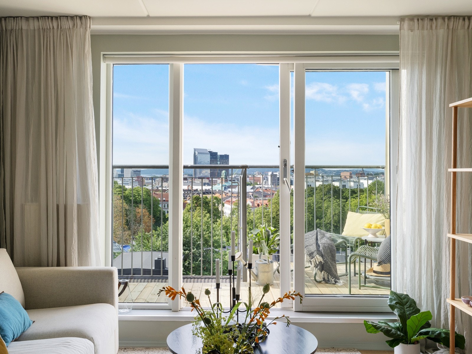 En lekker 4-roms over 2 plan med fantastisk utsikt på idylliske Rodeløkka. Galleribilde