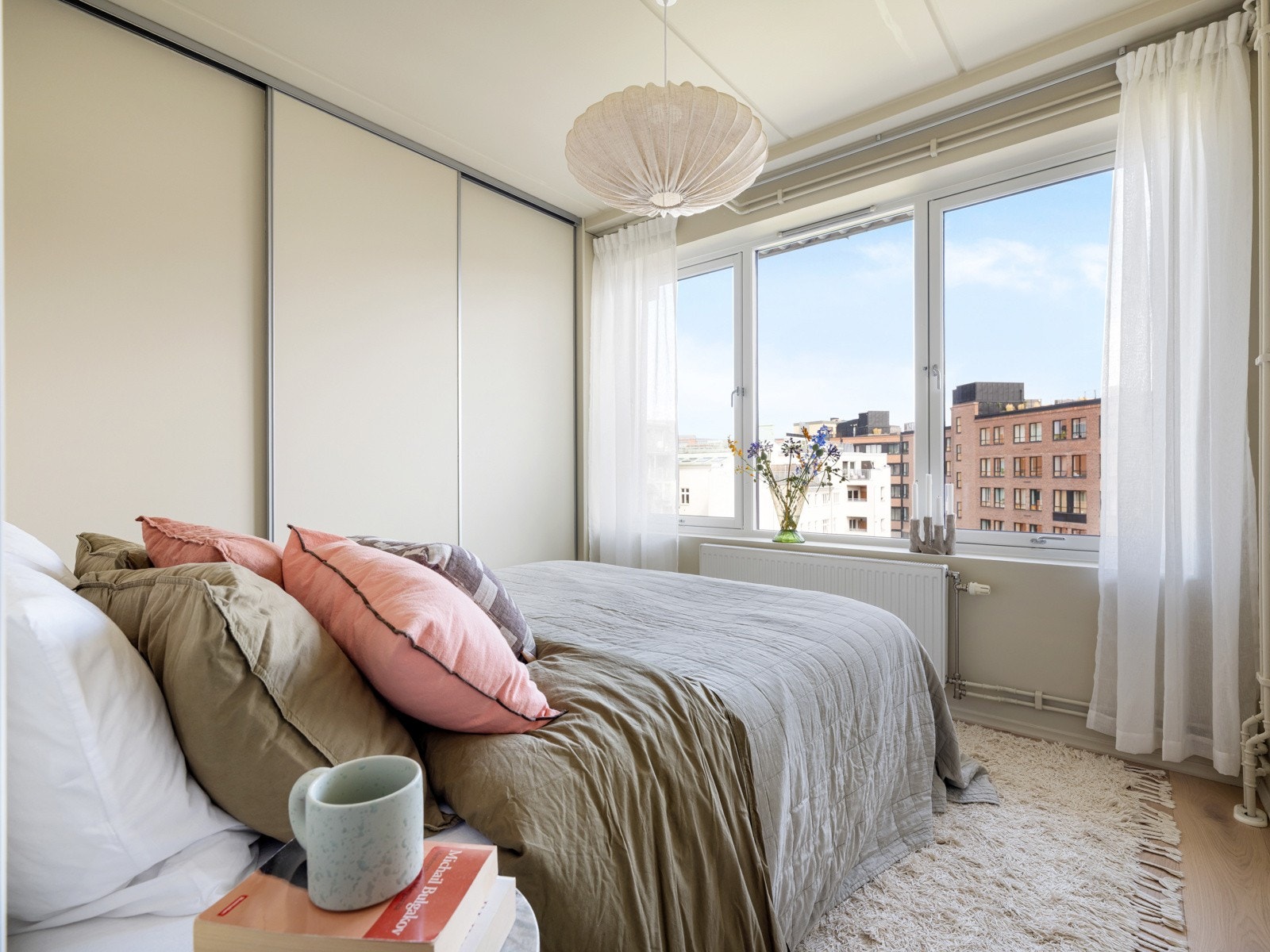 Hovedsoverommet er romslig og har plass til dobbeltseng og nattbord. Galleribilde