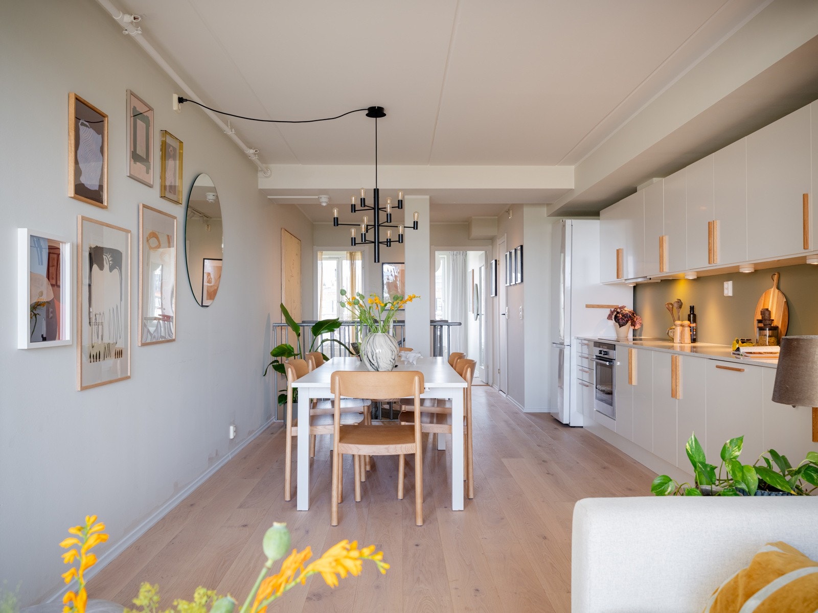 Leiligheten har stue og kjøkken i en velfungerende åpen løsning, med plass til større spisebord som naturlig binder rommene sammen og fungerer som et hyggelig samlingspunkt. Galleribilde