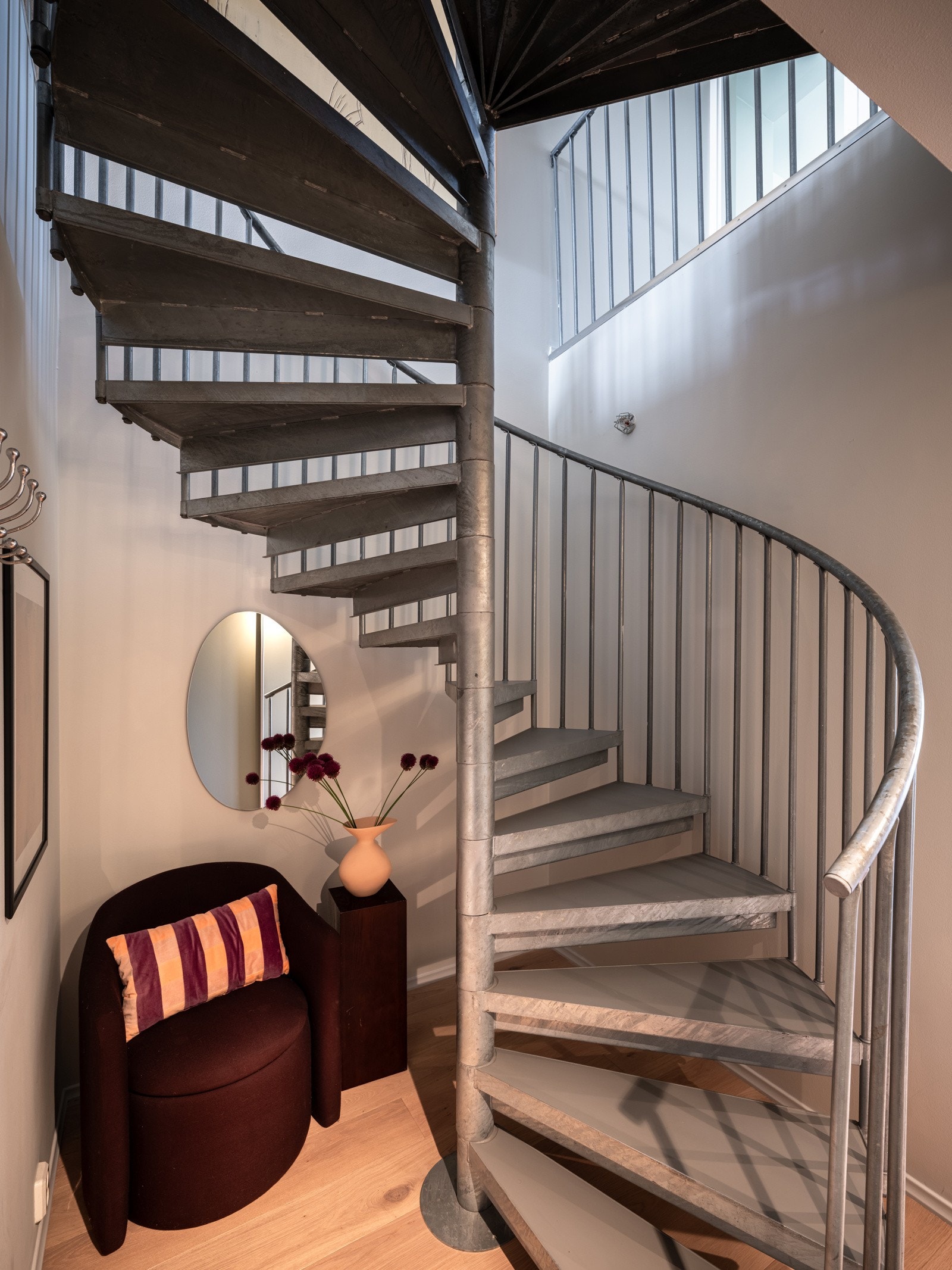 Flott vindeltrapp ned til 6.etasje. Galleribilde