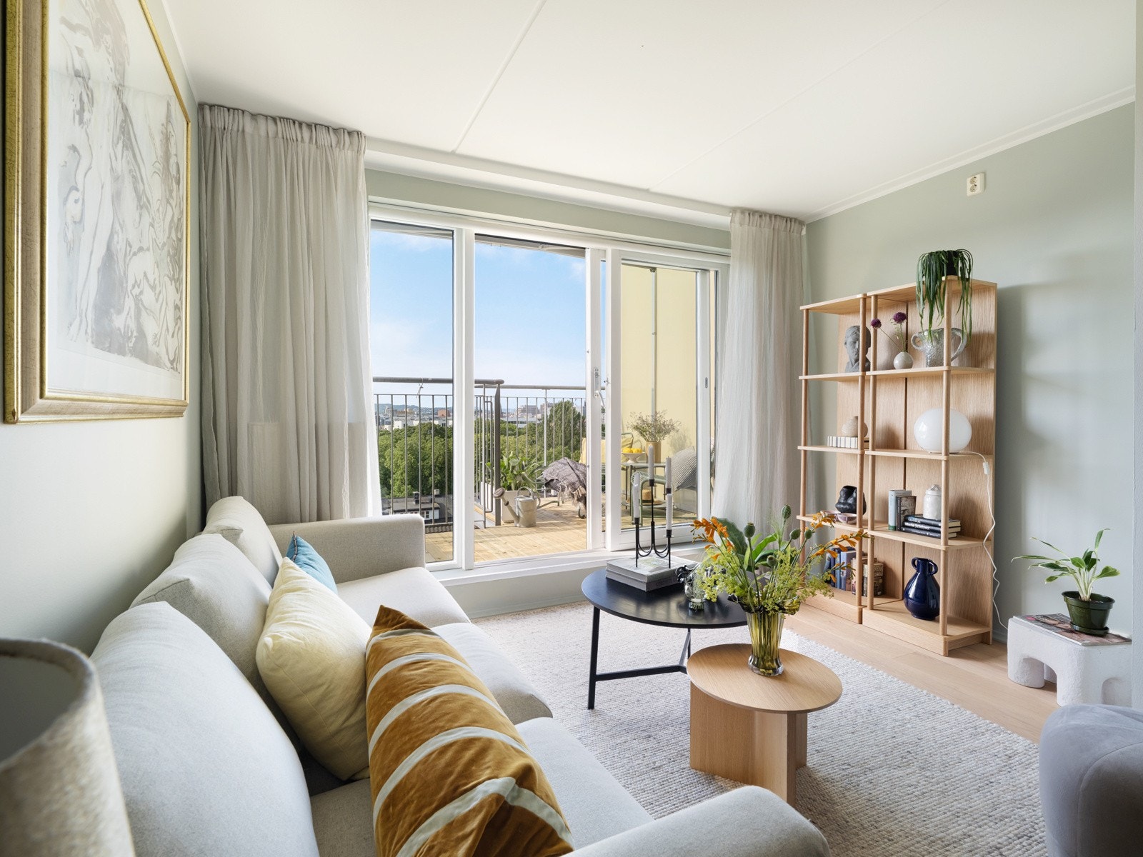 Bygget er fra 2006 og leiligheten har en gjennomgående god standard. Galleribilde