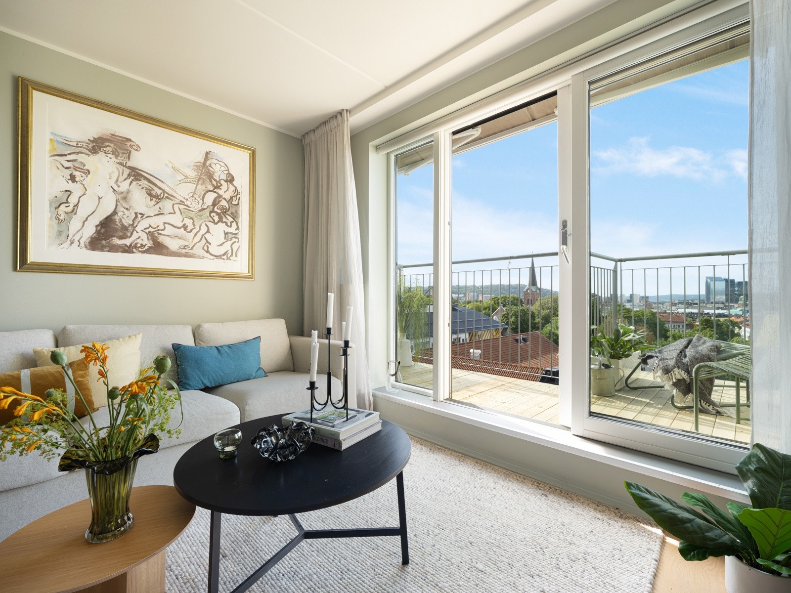 Stuen har store vindusflater og utgang til en balkong, som gir godt med naturlig lysinnslipp og en luftig atmosfære. Galleribilde