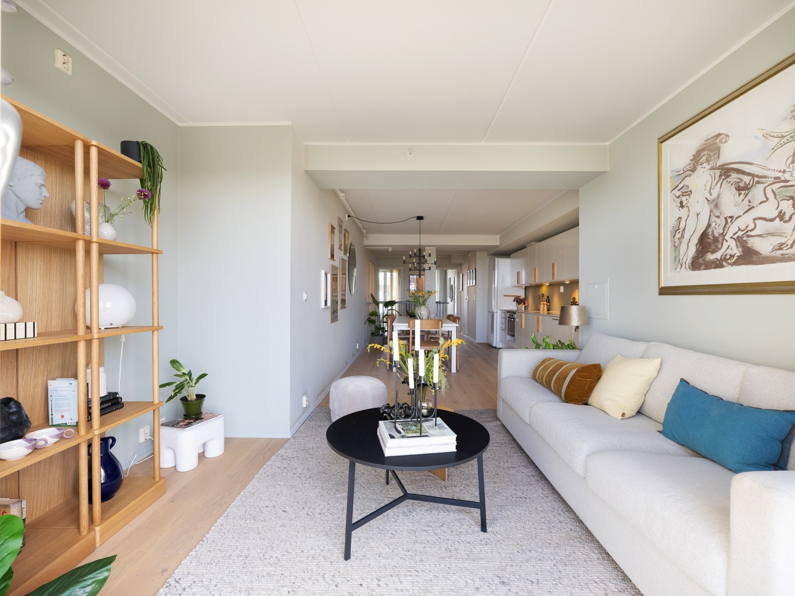 Leiligheten er vel gjennomført med delikate og tidløse overflater, og pen parkett på gulv. Galleribilde