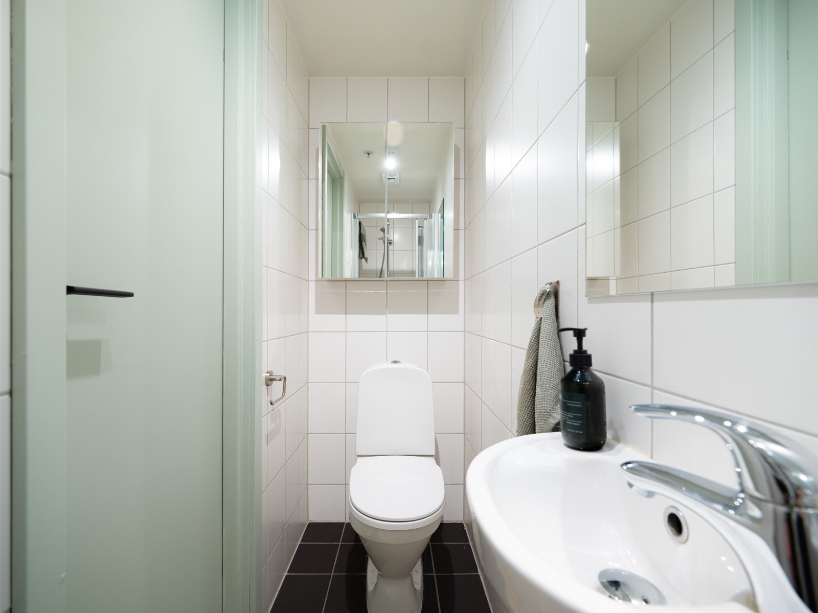 Leiligheten har to bad- ett i hver etasje. Galleribilde