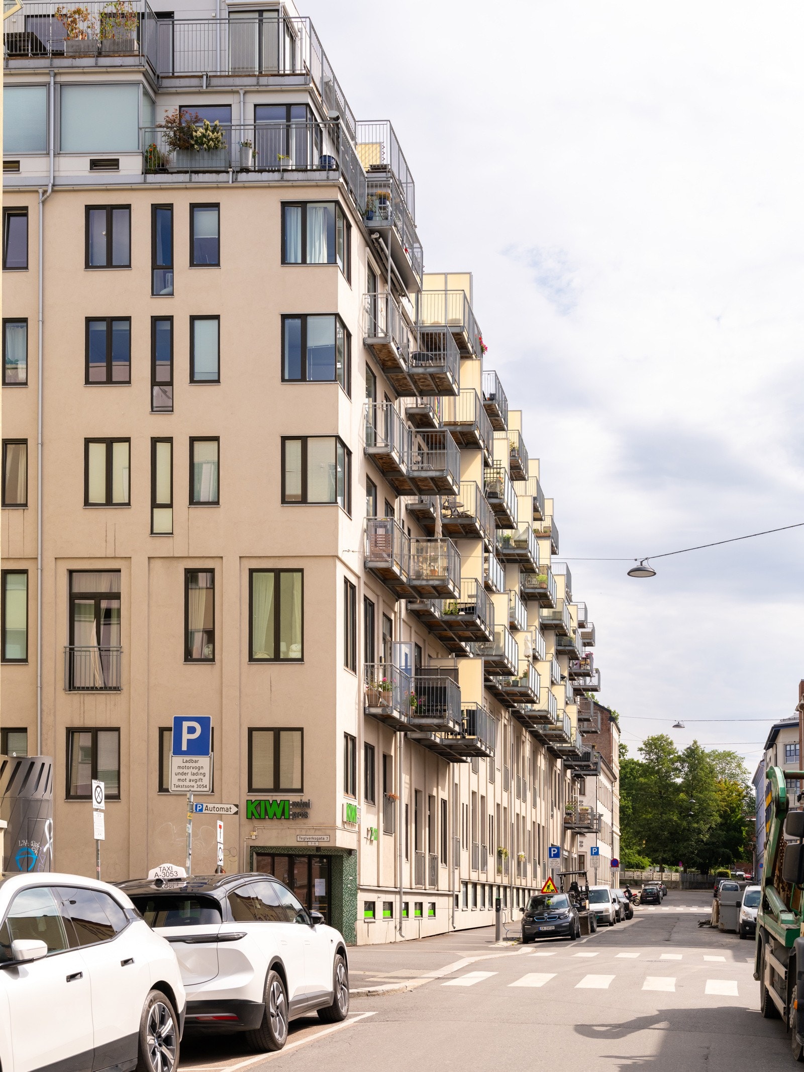 Meget sentral beliggenhet med kort gangavstand til flere parker, et godt utvalg av restauranter, caféer, offentlig transport m.m. Galleribilde