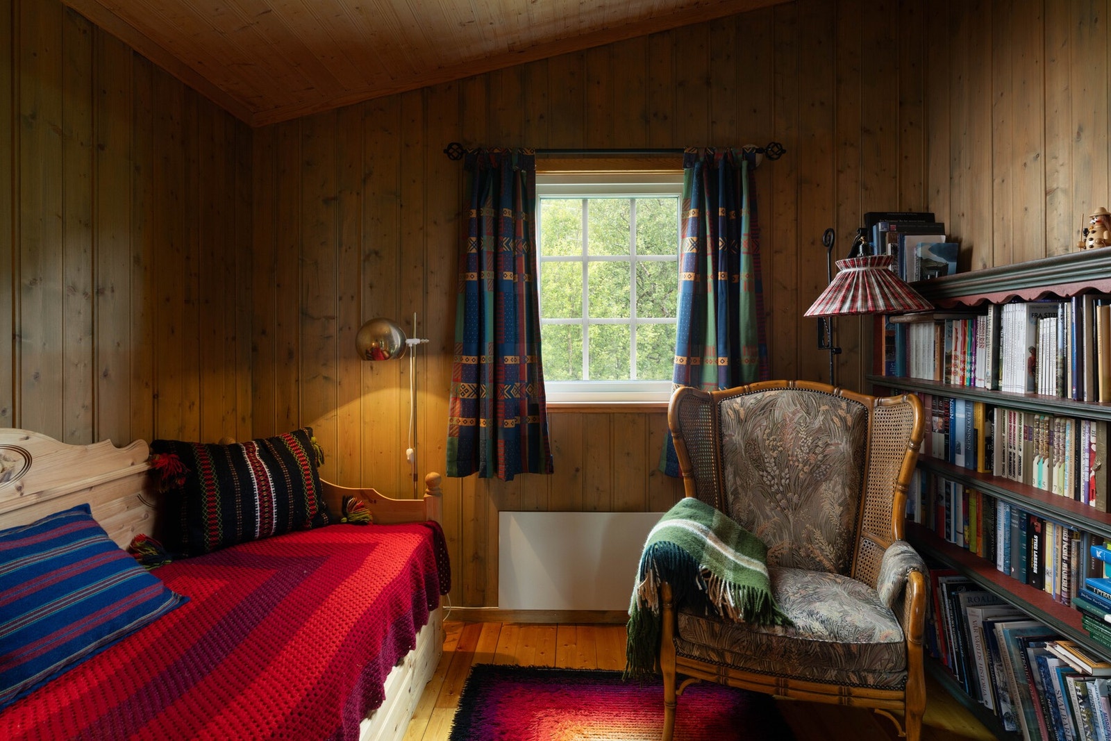 Soverom, inkludert "bibliotek" med uttrekkbar sengebenk Galleribilde