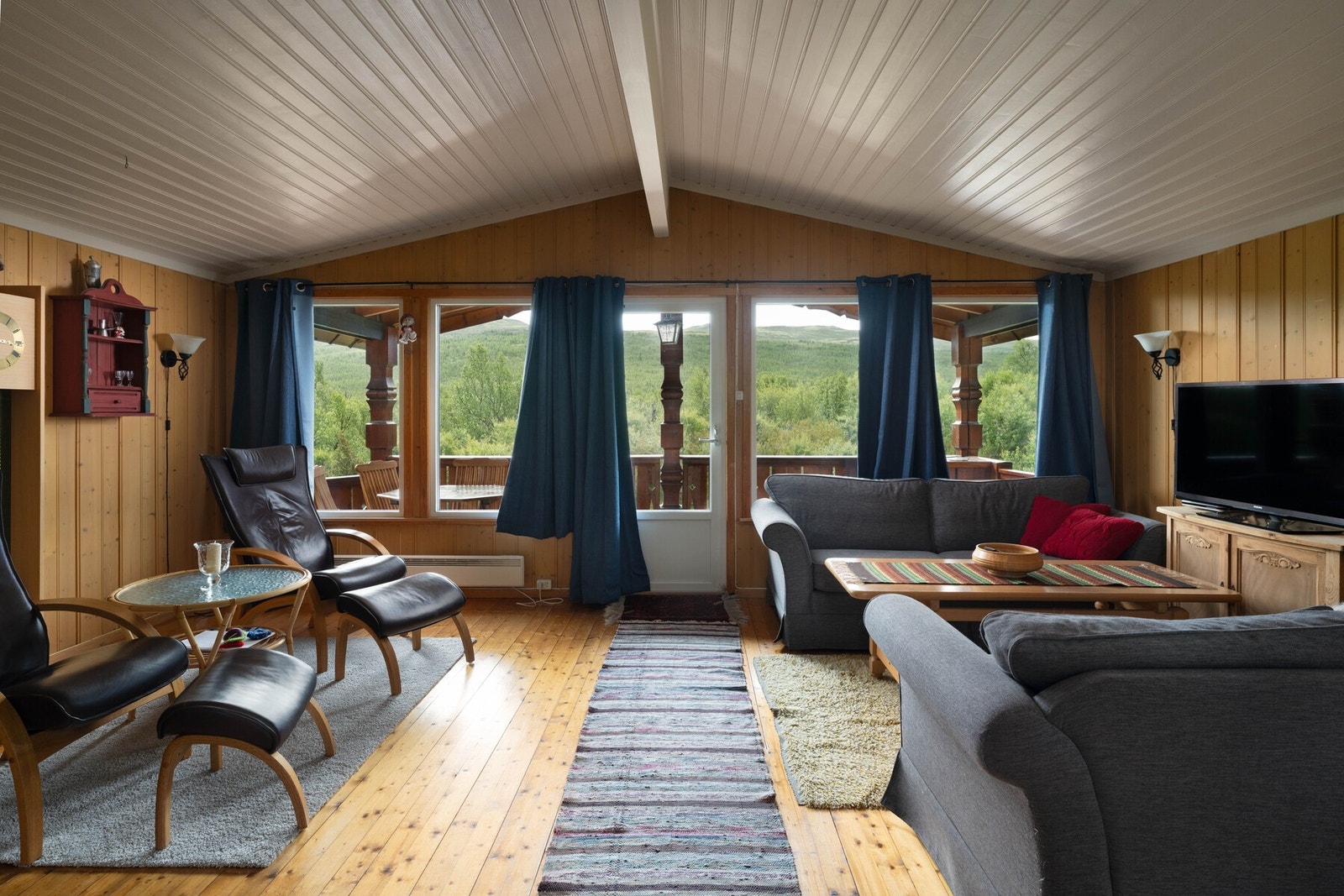 Åpen stue med utgang til terrasse Galleribilde