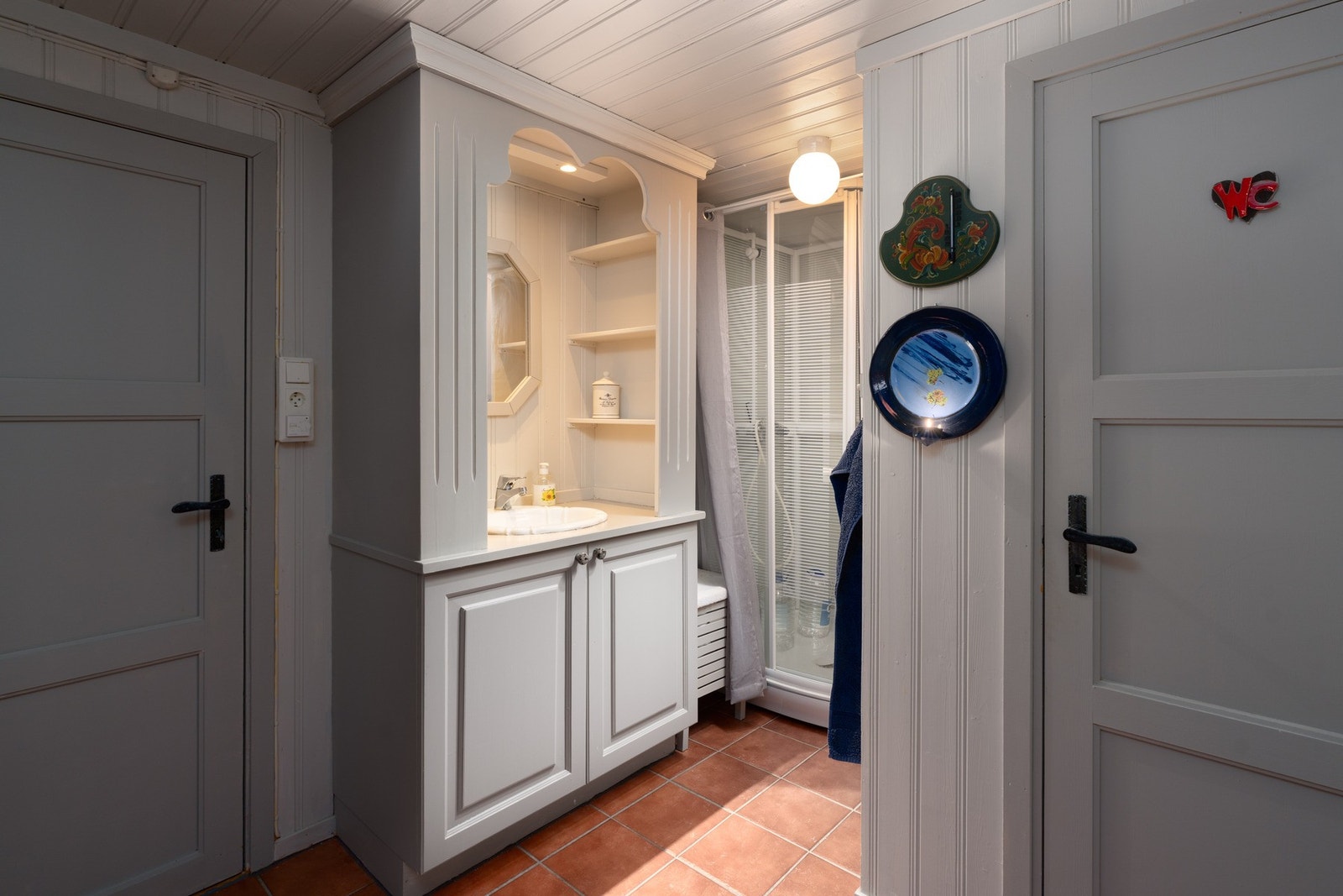 Bad med flislagt gulv med varmekabler Galleribilde